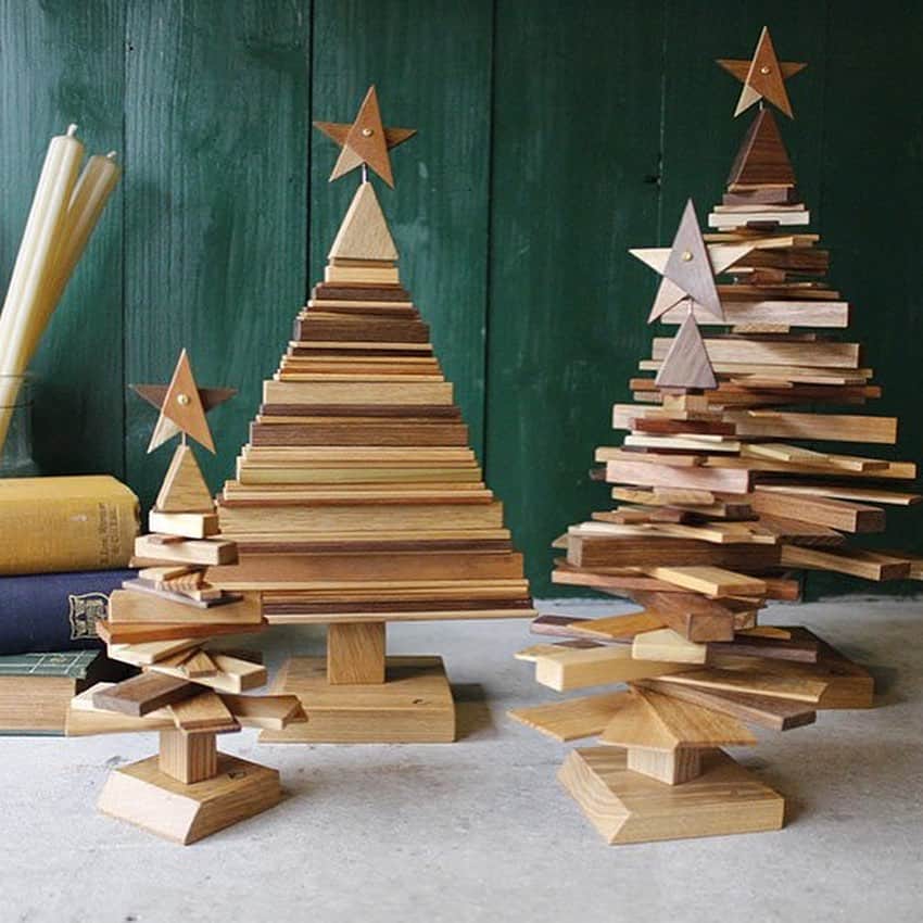 手紙社のインスタグラム：「【手紙社オンラインショップ：nicetimeから、クリスマスにぴったりなツリーが届きました】 クリスマスに向けて、街が彩りをます季節になりましたね。今年はお家でクリスマス、という方も多いのではないでしょうか？ 手紙社オンラインショップに、インテリアにもぴったりなツリーが届きました。  什器や家具を製作する木工所の一角で、自分自身や身近な人が必要としている道具を作っています。 そんなnicetimeから、広げたり閉じたり、飾る方の好みやセンスでいろいろな表情を見せてくれるツリーが登場です。 ツリーを形成する小さな木のピースは、ブナ、スギ、マツ、ヒノキなど私たちに身近なものから、 アメリカンチェリー、メープル、クルミなどユニークな木材まで様々。 全て職人の手仕事によりランダムに差し込まれています。 ぜひクリスマスの後は、星のパーツを取り外して、通年飾ってお楽しみくださいね。  ＊こちらは手紙舎 2nd STORY、手紙舎吉祥寺店でもお取り扱いがございます。  ◎商品が気になる方は instagramのアプリケーションからご覧の方は、「写真内のタグをタップ」していただくと商品販売ページに直接飛ぶことができるリンクが表示されます！  また、 @tegamisha_onlineshop プロフィールのショップボタンからも商品をご覧いただけますよ  #手紙社 #手紙舎 #tegamisha #手紙社オンラインショップ #オンラインショップ #手紙社オンラインショップで買えます#nicetime」