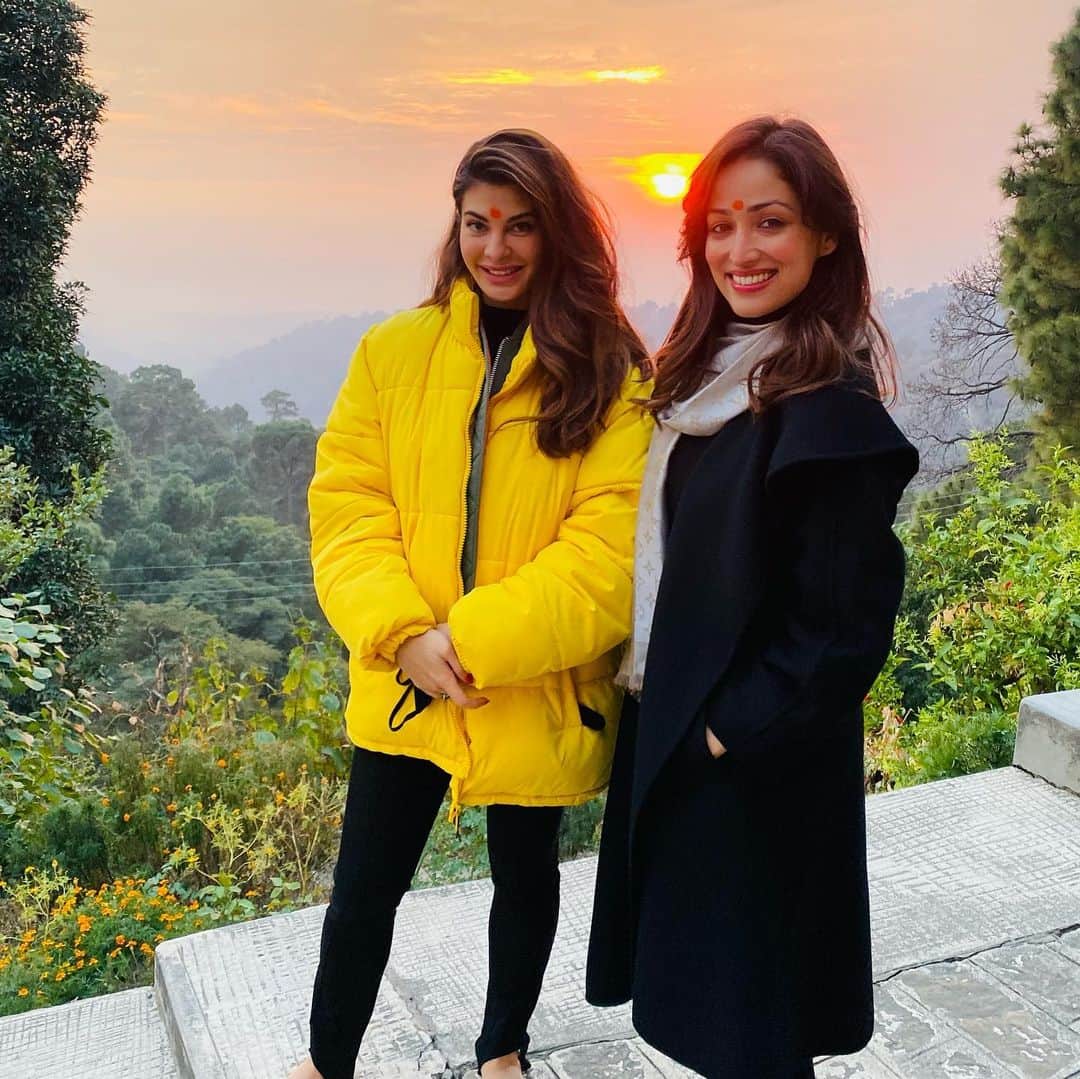 Jacqueline Fernandezさんのインスタグラム写真 - (Jacqueline FernandezInstagram)「Happy Birthday to this wonderful soul!! @yamigautam Thanks for being such an awesome co-star ❤️❤️ #bhootpolice #dharamshala」11月28日 20時02分 - jacquelienefernandez