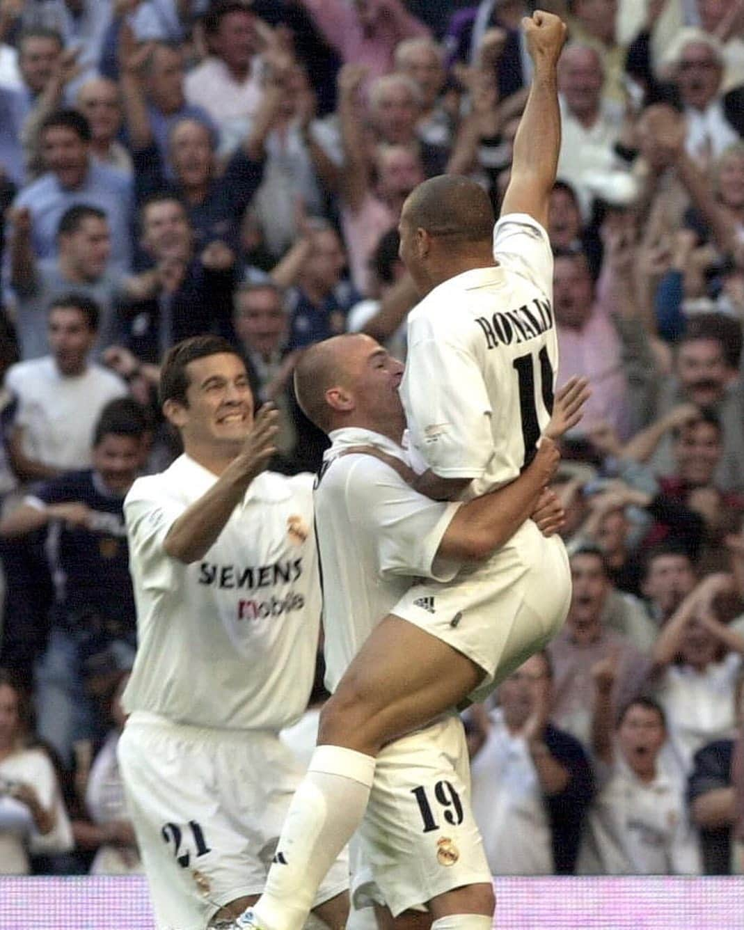 LFPさんのインスタグラム写真 - (LFPInstagram)「✨⚽️ A PHENOMENAL debut. ✨⚽️ A LEGEND debut.  ✨⚽️ Un debut digno de un FENÓMENO. ✨⚽️ Un debut de LEYENDA.  #RealMadridAlavés #RealMadrid #Ronaldo #LaLiga #LaLigaSantander #LaLigaHistory #Football #YouHaveToLiveIt #HayQueVivirla #Debut」11月28日 20時02分 - laliga