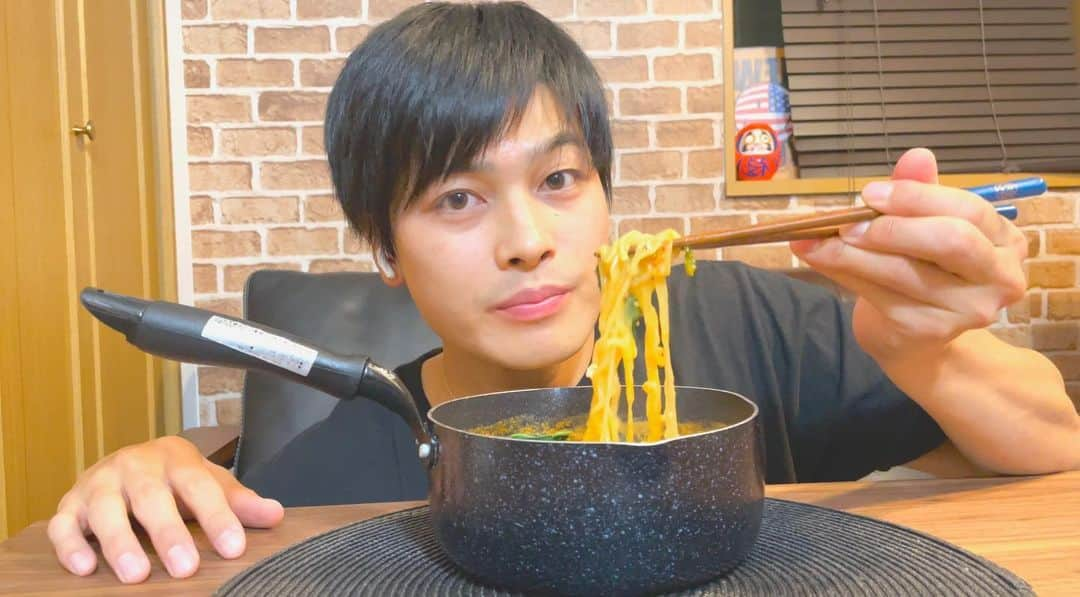 舘野将平さんのインスタグラム写真 - (舘野将平Instagram)「【AMSR】 特製チーズ辛ラーメン豆乳仕立てを食べました。 YouTube #へいへいちゃんねる　 是非見てください🍜🇰🇷  #咀嚼音#モッパン#못빤#AMSR#korea#辛ラーメン」11月28日 20時02分 - shohei_tateno_921