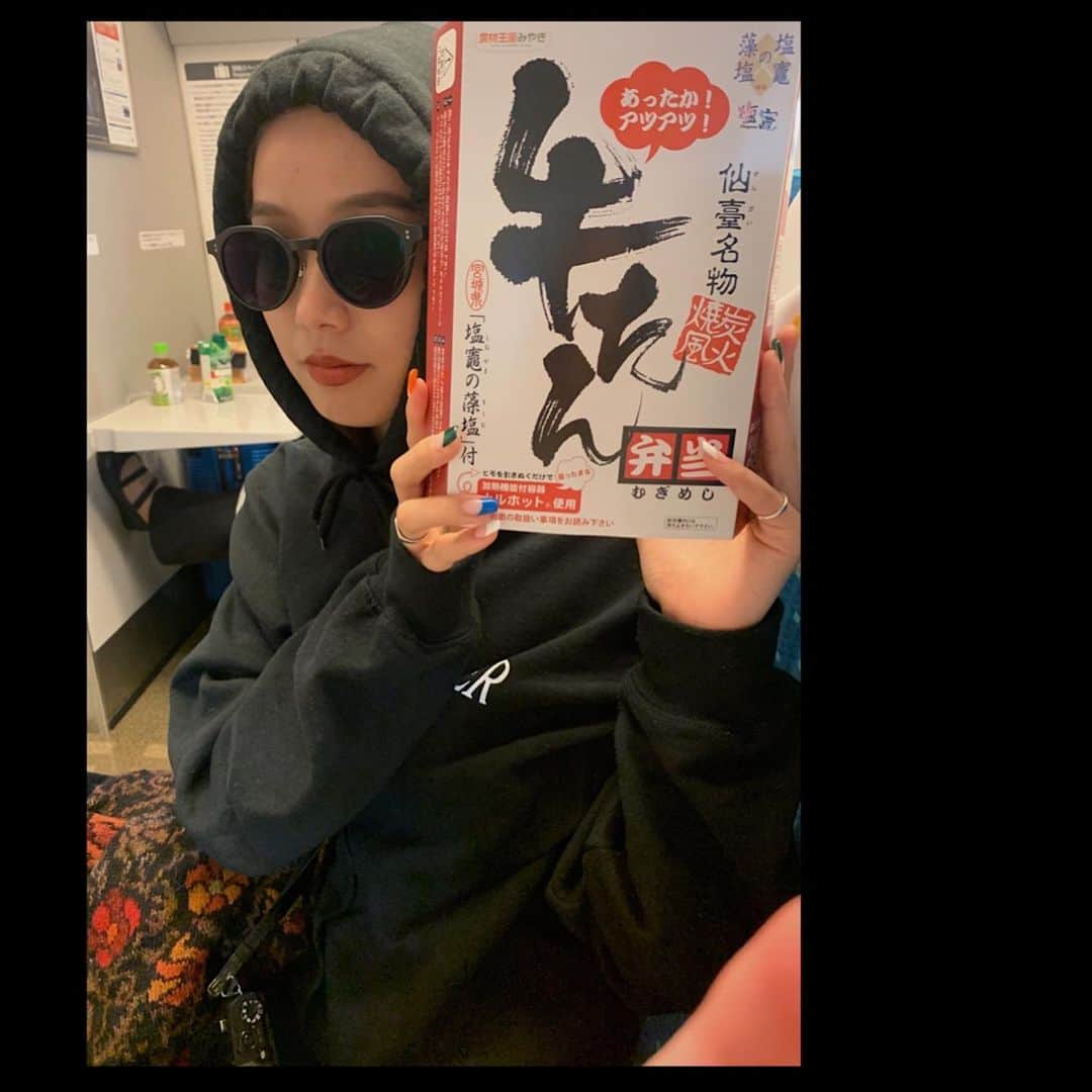 のインスタグラム：「ㅤㅤㅤㅤㅤㅤㅤㅤㅤㅤㅤㅤㅤ 牛タン弁当💯 大阪お邪魔しました また行けますように。 ㅤㅤㅤㅤㅤㅤㅤㅤㅤㅤㅤㅤㅤ ㅤㅤㅤㅤㅤㅤㅤㅤㅤㅤㅤㅤㅤ #ご飯の時だけマスク外したよ」