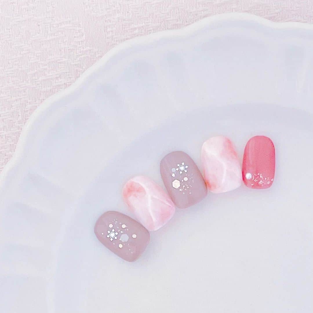 愛内みさのインスタグラム：「大理石の冬nail❄︎ ・ ୨୧┈┈┈┈┈┈┈┈┈┈┈┈  表参道徒歩5分のネイルサロン Accueil unautre ・ ◼︎平日　11:00〜21:00 ◼︎土日祝　11:00〜19:00 ・ ▫︎パラジェル追加料金なし ▫︎ 大人可愛いネイルサンプル700種以上！ ▫︎ カラーは300色以上からお選びいただけます。 ・ ・ ・ #大理石ネイル #表参道ネイル #冬ネイル」