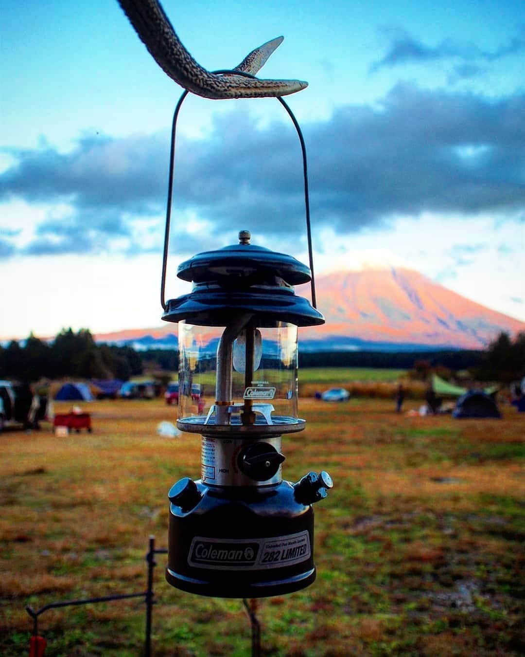 Coleman Japanのインスタグラム：「🗻赤富士 × コールマン #絶景キャンプ を灯そう💡  📷：@zatoaki さん 素敵なお写真ありがとうございました☺️ ・ ━━━━━━━━━━━━━━━━━ #私のコールマン を付けて投稿して頂いた中から素敵なお写真は、コールマン公式SNSでご紹介させて頂きます♪ ━━━━━━━━━━━━━━━━━ ・ ・ ・ #灯そうColeman #灯そうコールマン #灯そう #Coleman #コールマン #Lantern #ランタン #ガソリンランタン #Camp #キャンプ #Outdoor #アウトドア #ワンマントルランタン #秋キャンプ #秋冬キャンプ #冬キャンプ #絶景キャンプ」