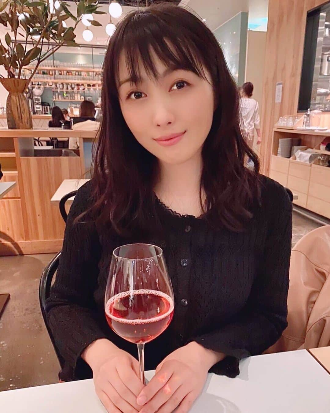 佐々木晴花さんのインスタグラム写真 - (佐々木晴花Instagram)「これ赤ワインじゃなくて コンブチャだよ🍷  でもこのグラス飲みにくかった〜😙 うふふ～✌️  ＊ ＊ ＊ 💎心変わりの相手は私にしてみない？💎 ＊ インスタ・Twitter・TikTok・SHOWROOM・LINE LIVEは佐々木晴花で検索🔍 フォローお待ちしております🌷 ＊ 🟥YouTubeもアップ中🟥 #チャンネル登録お願いします ＊ 佐々木晴花で検索🤓又はプロフィール欄から✈️ ＊ ◾️お問い合わせ✉️ セントラル株式会社所属 ＊ ○お仕事のご依頼 ⇨ work@centralltd.co.jp ＊ ○ファンレターやプレゼント🎁💌 ⇨ 〒151-0051 東京都渋谷区千駄ヶ谷2-33-8 YKビル2F・3F セントラル株式会社 佐々木晴花 宛 ＊ ・ ～～自己紹介～～ ・ 佐々木晴花  8月31日🎂O型おとめ座✰*。 はるはるって呼ばれています🌻  好きなものは、RIZIN・YouTube・釣り・アイドル・音楽・映画・グルメ(特にビール・お肉・ラーメン・スイーツ)・美容など💭✨  3歳の頃からモダンダンス・ガールズ・ヒップホップ・ジャズなど様々なダンスを学び、モダンダンスコンクールに出場したり、ミュージカルにも出演していました。 また、数々のアーティストさんのバックダンサーや振付もやらせていただき、遠藤ジェネレーションのメンバーとして活動したり、ダンスボーカルユニットのリーダーとして6年間活動していました。 現在は、#ラーメン屋 と #受付嬢 しながら #RIZINガール2020 #女優 #ダンス講師 👯‍♀️#グラビア#グラドル 👙🏖 など幅広く活動し、学んできた表現力を武器に夢に向かって全力疾走中🏃🏻‍♀️ これからも諦めずに続けて、沢山の方に知っていただき、身近に感じてもらえるような愛される人になりたい🌻✨ そして好きなお仕事をして、自分自身もHappyになりながら、癒しや元気を少しでも届けたいなと思っています🌈😊  皆様、改めてよろしくお願い致します🙇‍♀️✨ ＊ ＊ #釣りガール #癒し系女子#透明感女子 #マシュマロボディ#ムチムチボディ#セクシー  #谷間#脚フェチ#美脚モデル#美脚 #タイツ#ストッキング#ストッキングフェチ #インスタグラビア#グラビアアイドル #ラウンドガール#RIZIN #RIZINガール #japanesegirl #instagood  #コンブチャ #健康美」11月28日 20時00分 - haru2n.run