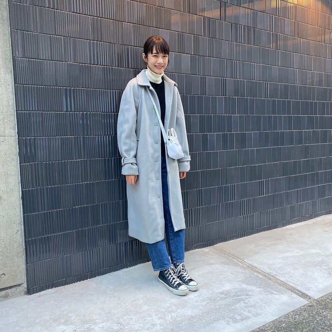 宮崎葉さんのインスタグラム写真 - (宮崎葉Instagram)「ㅤ @samansamos2blue のコートを新調しました！ 淡いくすんだブルーがだいすきな色すぎる(´･_･`)❤︎ お袖のくしゅっと感がきゅんポイント(´･_･`)❤︎  #samansamos2blue #サマンサモスモスブルー #pr #葉服」11月28日 20時00分 - you_miyazaki