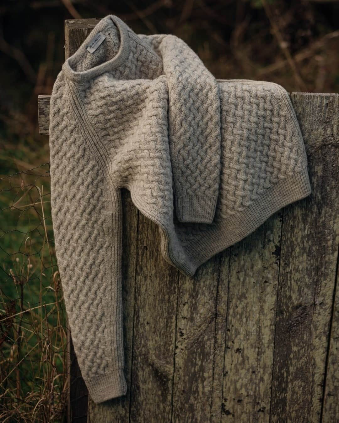 のインスタグラム：「Hillside is a welcome addition to our Natural Icons Part 2 collection. Knit in a lattice cable, this crew neck pullover is expertly finished with a ribbed hem and made in British wool. Available at www.johnsmedley.com   #MadeInEngland」
