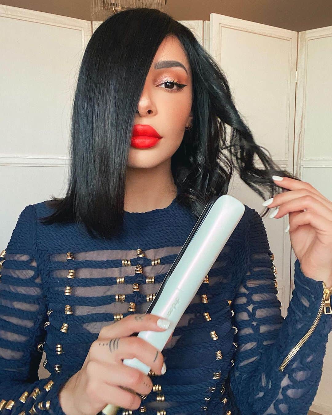 sananasのインスタグラム：「*SponsoriséParGhd Can’t choose 🤷🏻‍♀️Vous préférez le brushing lisse ou les boucles vous ? Depuis le début de ma chaîne Youtube je vous parle du meilleur sèche cheveux du monde : le GHD Air 😻MAIS tout récemment j’ai reçu le coffret @ghdfrance Deluxe Wish Apon A Star (attention edition limitée)🌟 qui contient le sèche cheveux Helios et le styler Platinum 😱Autant vous dire qu’on est à un level au-dessus ! Je fais mon brushing en quelques minutes et ils sont super soyeux c’est incroyable ... Pour le styler, ce que j’apprécie particulièrement c’est sa forme arrondie sur les côtés qui vous permet (en plus de lisser) de boucler vos cheveux tellement facilement 👌🏻En gros : pas besoin de choisir entre les cheveux lisses et les cheveux ondulés/bouclés 😉 Si vous voulez vous faire plaisir ou faire plaisir sachez que jusqu’au 30 novembre (donc demain) avec le code NOELGHD vous aurez -15% sur les coffrets et autant vous dire que ça vaut vraiment le coup ! 💝 PS : Les paillettes sur la deuxième photo, c’était pas fait exprès. Je rage 😂  #GoodHairDay #ghdWishAponAStar」