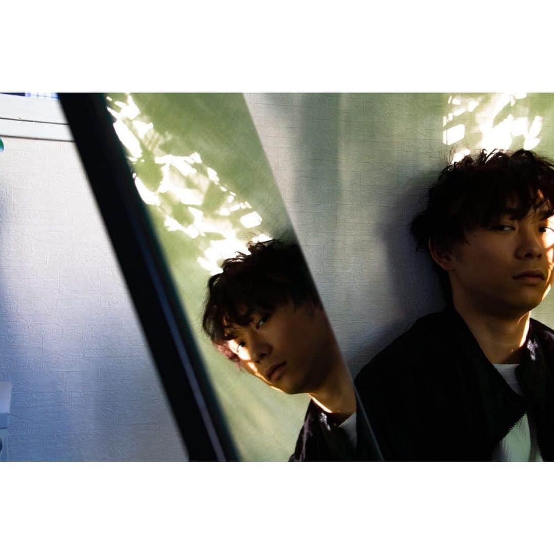 須賀健太のインスタグラム：「ちらっ。  photographered / 櫻井圭佑　　　 　@sakurai_keisuke0  hairmake / MIKAMI assistant / JUNYA」