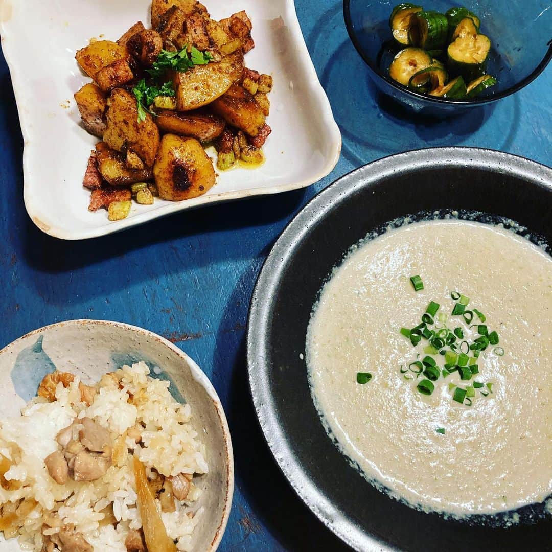 井上荒野のインスタグラム：「夫作。鶏牛蒡ごはん、白菜のポタージュ、ジャーマンポテト的なもの、キュウリは作りおき。鶏牛蒡ごはん食べたかったから嬉しい😆」