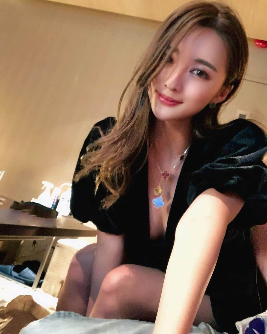 濱野りれさんのインスタグラム写真 - (濱野りれInstagram)「Heyyy✌️♥️ I ran away from cleaning up my move🏃‍♀️It will be completely finished this weekend!! Not now anymore😝😝 Btw what do you think this dress I bought without trying it on?? It became my favorite recently ♥️ @zara  . . 引っ越しのお片付けから逃げてきた😝 このワンピース急いでて試着しないで買ったんだけど 可愛すぎてびっくり😳💕 ベロア風でちゃんと高級感もあるの！ 今度ちゃんと全身写真撮るね☺️  週末でやっとお家のお片付け終わりそう🧹✨✨ みんなは何する予定なの😉 . . #vancleefarpels #vancleef #vancleefnecklace #luxuryaccessories #weekendvibes #weekendmood #zara #zarawomen #zaradress #dress #blackdress #winterdress #ザラ #ワンピースコーデ #冬服コーデ #黒コーデ #黒ワンピース #ヴァンクリーフ #ヴァンクリーフアーペル」11月28日 20時06分 - riregram