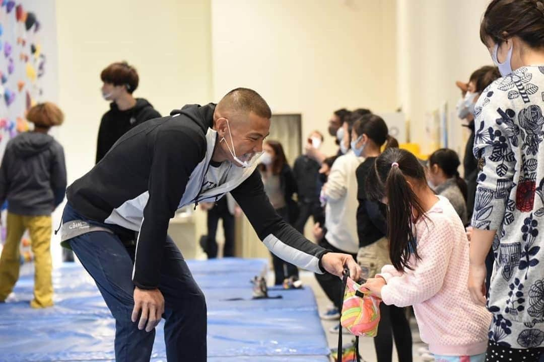 平山ユージさんのインスタグラム写真 - (平山ユージInstagram)「生まれ故郷の葛飾で初めて講習会をさせて頂いた。  250名の公募があったと聞き本当に有難く感じている。  小さい頃、頻繁に魚獲りに毎週のように来ていた水元公園だけど、今は立派なクライミング施設ができ、30年以上たって生まれ故郷の子供達にほんの僅かな時間ですが、恩返しが出来た感じがしています。  なんだか今は良い気分でいます。 今から本州は北の果て青森に北上するため上野駅にいます。この天井も小さい頃と変わらない。いつ見ても幼稚園児に記憶したあの頃に戻れる気がする。変わらない良さがここにはあります。 小さい頃は上野駅の前に路面電車が走っていた、今はその面影は無いけど、乗りたかったなー🚋 #生まれも育ちも葛飾　#葛飾区　#下町　  #Repost @katsushika_climbing ・・・ #葛クラ からのお知らせです📢  本日はプロフリークライマーの平山ユージさんのボルダリング体験会がありました✨👏  な、な、なーんと応募者数250名っ‼️‼️😳 参加者の皆さま、おめでとうございます🎉🎉  これをきっかけにスポーツクライミングに興味持ってくれると嬉しいです😁  ご要望が多ければ、また開催されるかも...⁉️  @yuji_hirayama_stonerider @climbparkbasecamp @basecamptokyo @boulderpark_basecamp  #ボルダリング #クライミング #bouldering #climbing #スポーツクライミング #sportsclimbing  #葛飾区 #金町 #水元公園 #リードクライミング #leadclimbing #リードクライミングジム #ボルダリングジム #スピードクライミング #speedclimbing #ボルダリングキッズ #ボルダリングコンペ #オリンピック  #olympics」11月28日 20時08分 - yuji_hirayama_stonerider