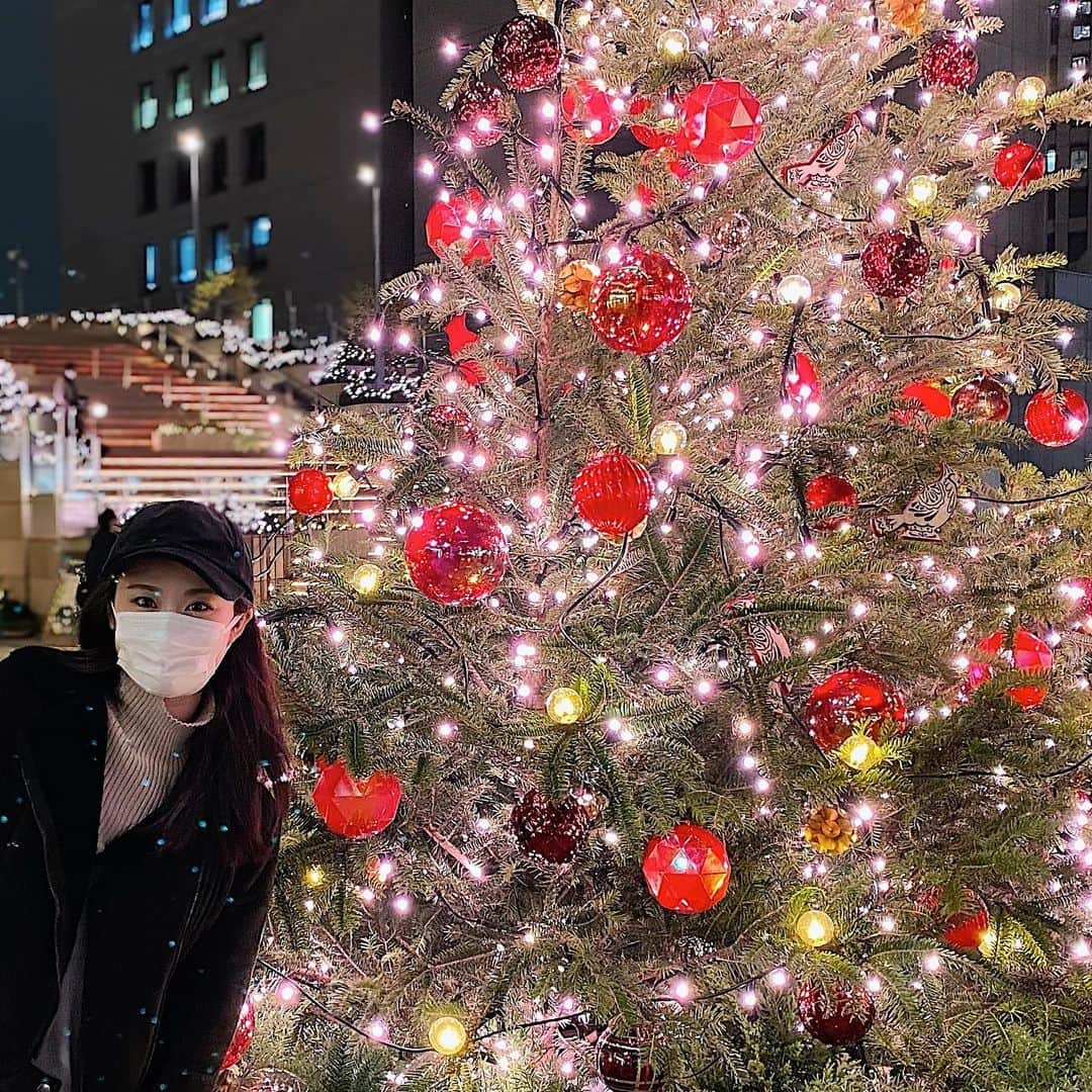 鈴木芳奈のインスタグラム：「うわぁぁぁぁあ 街中はクリスマスで溢れてる〜 ちょっと肌寒い中でクリスマスソングを聴きながら、、、🤩 移動中にクリスマスツリーがあってキュンキュンしたーっ🎄💕 綺麗でしょ？？ このくらいビッグなクリスマスツリー、お部屋にほしい。👀  #山形出身 #役者 #俳優 #女優 #act #actor #actress #christmas」
