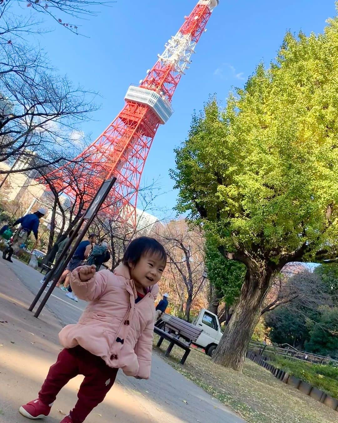 桜井未来さんのインスタグラム写真 - (桜井未来Instagram)「東京タワー🗼久しぶりに見上げた気がする（笑）  空を見上げないのと同じ感じ（笑）  今日、満月🌕だー！とかSNSに書いてる人見ると、空見上げてるなんてロマンチストだなー。ってなるよね（笑）  なりません？（笑）  ・ ・ ・  #男の子ママ #女の子ママ #ママ #baby #ママ友募集 #赤ちゃんのいる生活 #ベビスタグラム #mamagirl #ベビフル #コドモダカラ #コドモノ #ママリ #親バカ部 #新米ママ東京部 #ベビモ #엄마　#妈妈 #媽媽 #Mom #紅葉 #紅葉狩り #もみじがり🍁」11月28日 20時09分 - miki.sakurai0214