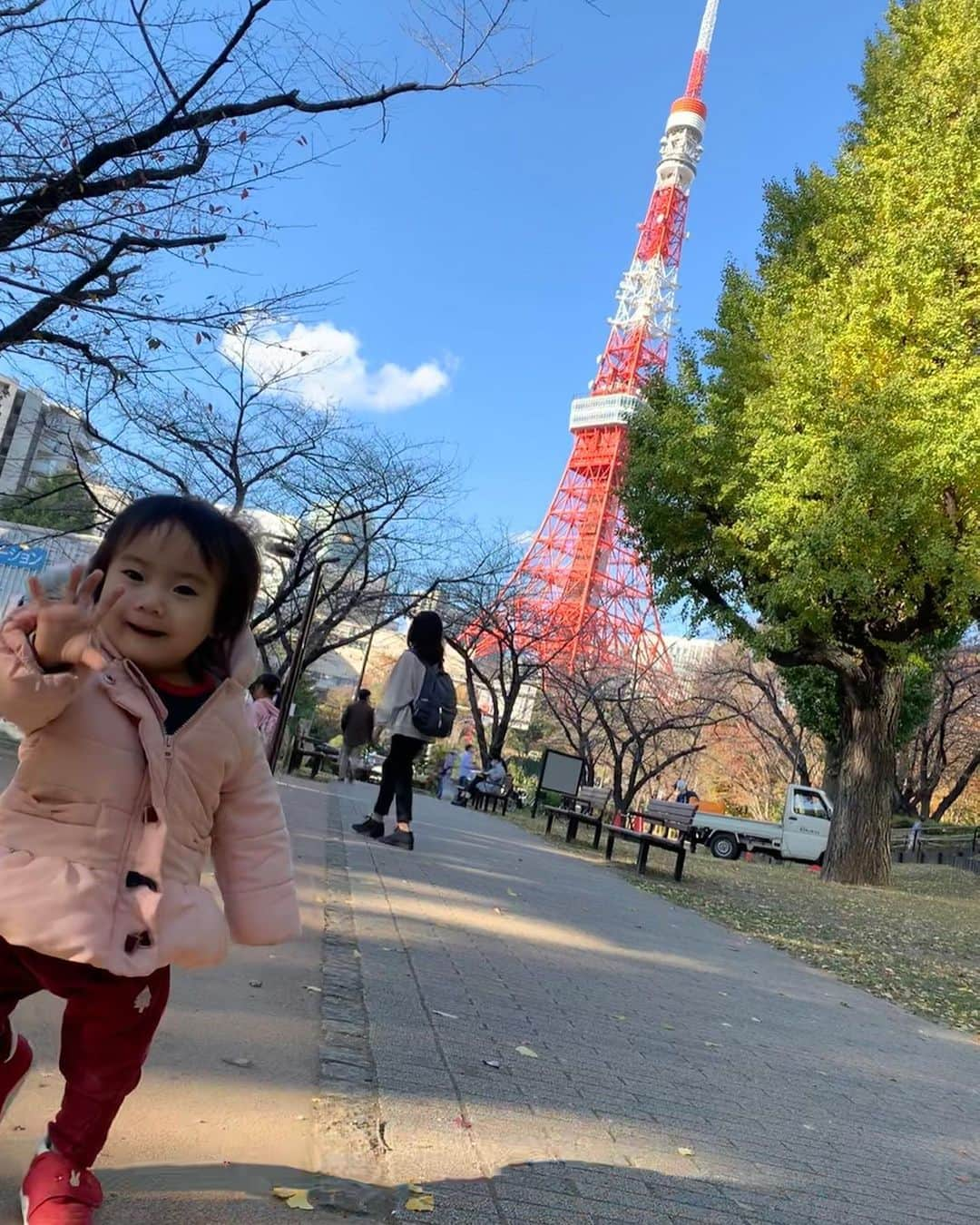 桜井未来さんのインスタグラム写真 - (桜井未来Instagram)「東京タワー🗼久しぶりに見上げた気がする（笑）  空を見上げないのと同じ感じ（笑）  今日、満月🌕だー！とかSNSに書いてる人見ると、空見上げてるなんてロマンチストだなー。ってなるよね（笑）  なりません？（笑）  ・ ・ ・  #男の子ママ #女の子ママ #ママ #baby #ママ友募集 #赤ちゃんのいる生活 #ベビスタグラム #mamagirl #ベビフル #コドモダカラ #コドモノ #ママリ #親バカ部 #新米ママ東京部 #ベビモ #엄마　#妈妈 #媽媽 #Mom #紅葉 #紅葉狩り #もみじがり🍁」11月28日 20時09分 - miki.sakurai0214