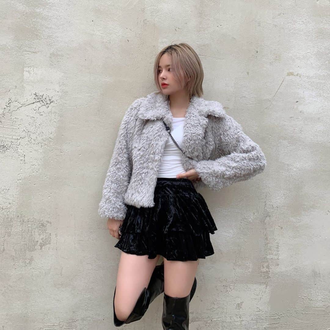 Chuuのインスタグラム：「🎀츄X셀럽쇼퍼🎀  포즈장인 셀럽쇼퍼 @jaymee4u 제이미포유님과 함께한 힙걸 코디 yeah🤟🏽  캐쥬얼한 핏의 퍼 재킷과 벨벳 미니 스커트로 유니크하고 시선을 확~ 사로잡는 코디! 화려하고 걸리쉬한 캉캉 벨벳 미니스커트는 허리 밴딩으로 사이즈에 구애없이 편하게 입을 수 있고 퐈려한 포인트 아이템으로 굿굿! 제이미포유님의 유니크 코디 사이트에서 더 많이 만나보세요🧡  #chuu#츄#셀럽쇼퍼#힙걸룩#유니크패션#코디추천#오오티디」