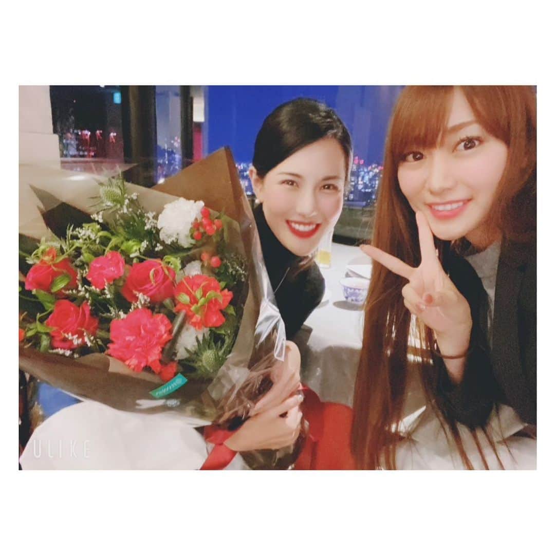 愛聖りさのインスタグラム：「.  どうしても中華（特に北京ダック）が﻿ 食べたかった日！めっちゃおいしかった🤤❤️﻿ 次は北京ダック食べ放題行きたいw﻿ .﻿ いつまでも美しいあゆみでいてね✨ . #happybirthday #🌹」