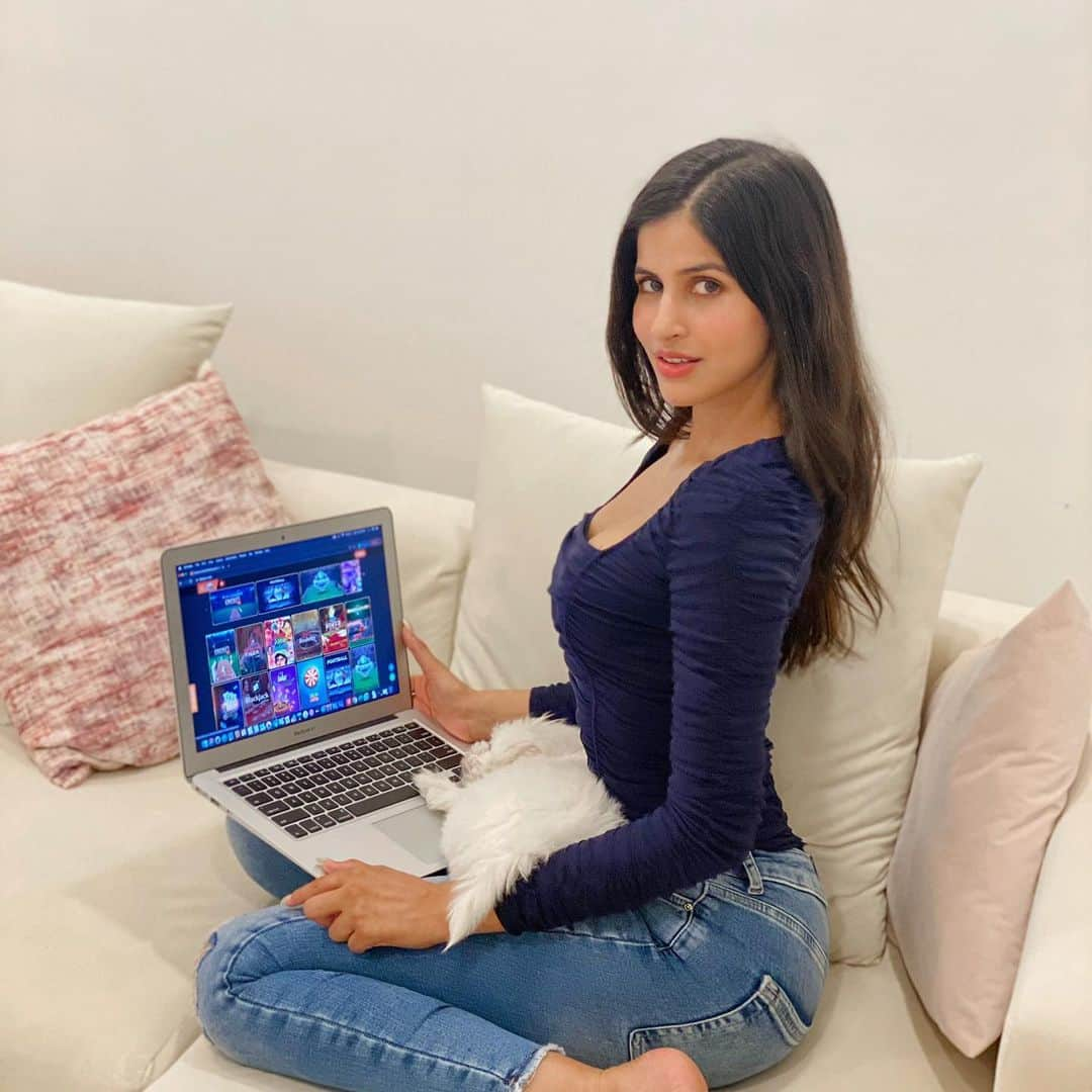 Sakshi Malikさんのインスタグラム写真 - (Sakshi MalikInstagram)「Here's a contest that lets you win HUGE! FairPlay's Luck ya Logic contest lets your inner cricket fanatic a chance to win 1,00,000 FairPlay points and Amazon vouchers.You could use the 1,00,000 Fairplay points to play live cards, live casino and sportsbook which is available on fairplay.club! @fairplay_india   Follow these simple steps  1) Visit fairplay.club 2)Answer 5 questions 3)Sign up!   Brand Collab : @celebonclick  #FairPlay #LuckyaLogic #LuckyaLogicwithSakshi #mycelebonclick」11月28日 20時18分 - sakshimalikk