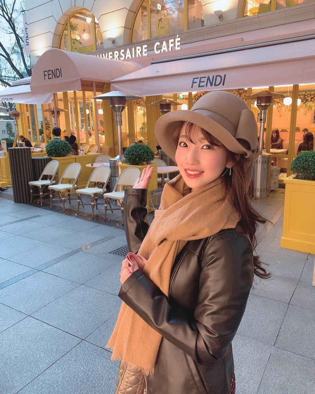 𝐇𝐈𝐍𝐀𝐊𝐎のインスタグラム：「☕️🎄✨☕️💎💝 今日から12/27までのアニヴェルセルとFENDIのコラボカフェへ✨はじめてももえ様 @momoe_0406 とお会いした場所🥰💕✨ キラキラ〜😍可愛くて大興奮でした❣️☕️﻿ ﻿ @anniversaire_omotesando × @fendi  店員さんにおすすめいただいた﻿ パスタ🍝とケーキセット🍰をいただきました✨ なんか特別なメニューみたいで🍝いろいろご案内してもらいました🥰﻿ ﻿ ﻿ 冬の表参道大好き🥰💎そして寒すぎる😭﻿ 歩いてるだけでクリスマスだ〜と実感🎄🥺✨✨﻿ 一年が早い🥺しみじみ振り返る💎﻿ ラブイズのやる気スイッチを毎日﻿ 押されてるような気がします✨﻿ もちろん押してくださってるのはお客様🙇‍♀️✨﻿ 日々感謝です🙇‍♀️💝﻿ ありがとうございます✨  ﻿ #FENDI #FENDIcafe #期間限定カフェ﻿ #表参道カフェ #コラボカフェ﻿ #カフェめぐり﻿ #アニヴェルセル表参道 #アニヴェルセルカフェ #感謝の気持ち #やる気スイッチ  #女の子っぽい投稿 😆  ☕️🎄🍰💝💎」