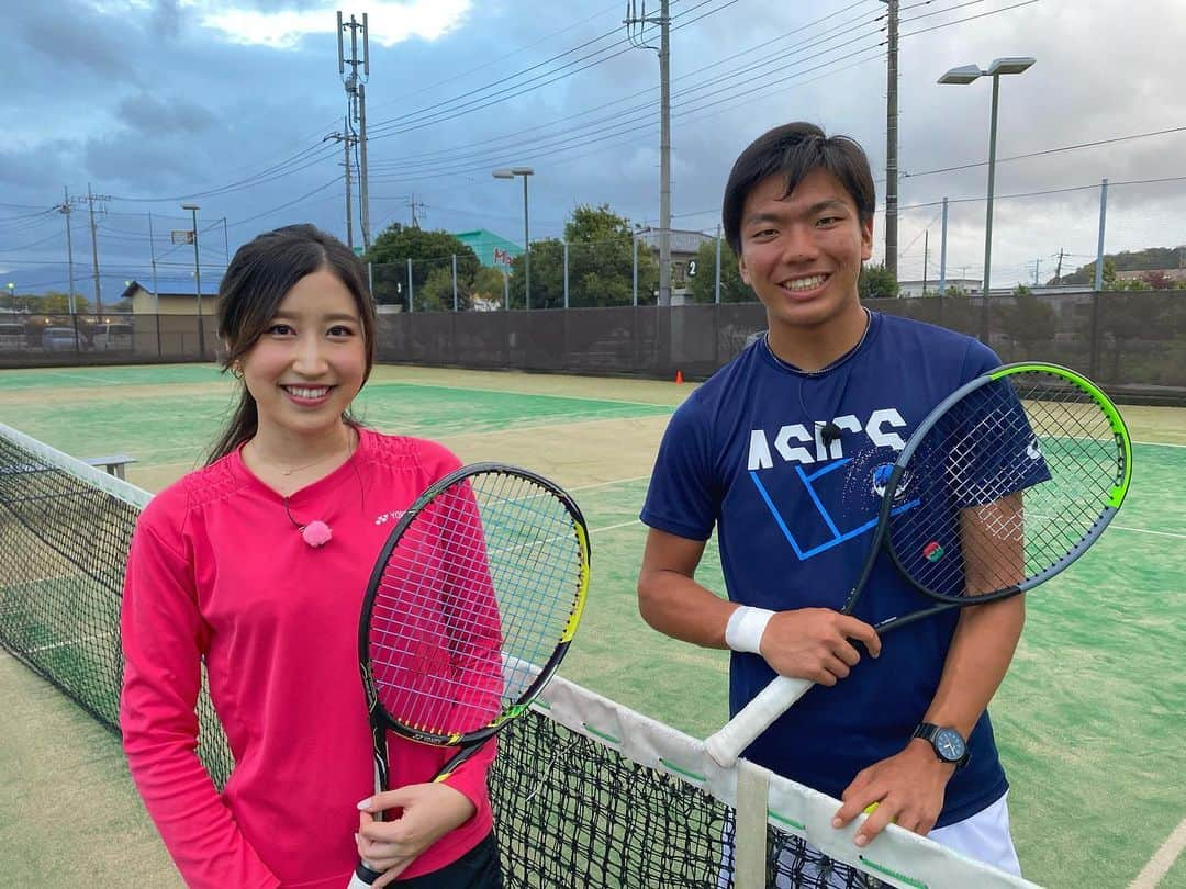 臼井佑奈さんのインスタグラム写真 - (臼井佑奈Instagram)「テニスの三井駿介選手に再会🎾  小学生の頃から各年代で日本一のタイトルを獲得。 グランドスラムジュニアも出場し、世界ランキングも6位まで上り詰めました。 そんな三井選手は現在高校3年生！  新型コロナの影響でウィンブルドンジュニア中止など、高校年代の集大成の場を失った中、前向きにテニスに打ち込む姿がありました。 ただ、コロナ禍で厳しいテニス界の現状もあり進路に悩んでいます。 今の思いを聞いてきました。  大学4年生までテニスに打ち込んできた私にとって、三井選手の取材は特別なんです✨ 三井選手に会うのは去年の４月ぶり！ さらに大人っぽくなっていました〜！  少しですが今回も一緒にテニスをさせてもらっちゃいました😆とっても楽しかった✌🏽 おうちにもお邪魔させてもらいましたよ〜！ 明日のDスポお楽しみに🌎  #テニス #YONEX #静岡 #清水町出身 #わんちゃんたちがかわいすぎ #ケニーとプリン #トイプードル」11月28日 20時29分 - yuna_usui