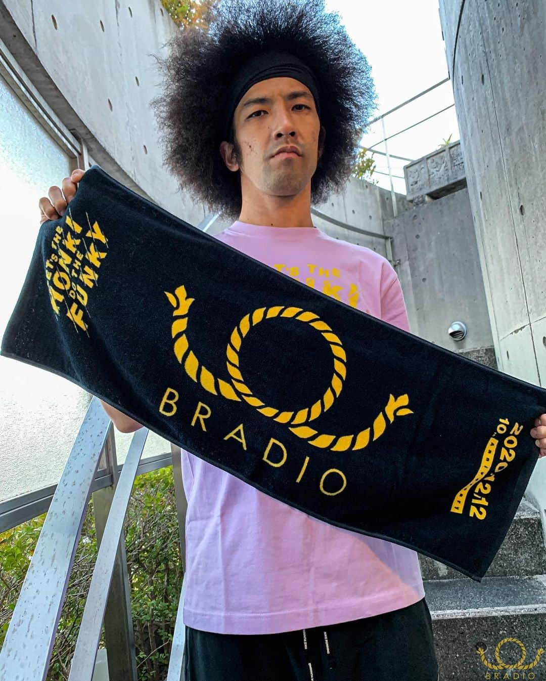 BRADIOさんのインスタグラム写真 - (BRADIOInstagram)「・ ・ ・  【パシフィコ横浜グッズ紹介③】  🟠10th LET'S THE HONKI DO THE FUNKY ラバーバンド 2本セット¥500  今回は2本セットでの販売✌️ 黄色と紫ってBRADIOとFPPぐらい合いますよね🥰  🟠10th LET'S THE HONKI DO THE FUNKY フェイスタオル B ¥2,000  こちらはBRADIOのロゴがメインのデザインです✅ きっとこの格好は今からランニングですかね🏃‍♂️💨  🟠10th LET'S THE HONKI DO THE FUNKY ブランケット   ¥4,500  大きさと肌触りに自信あります‼️ この亮輔の顔を見てください😌 ご自宅やオフィス、今回のようなホールライブなどでも是非ご活用ください⭕️  🟠10th LET'S THE HONKI DO THE FUNKY グラス   ¥1,500  BRADIO初のグラスが登場🆕 今回のパシフィコ横浜のライブを生配信やアーカイブで楽しむFPPにはぴったりのアイテム🍻 底のロゴもグッド💫  ‪#BRADIO10th‬」11月28日 20時22分 - bradio_official