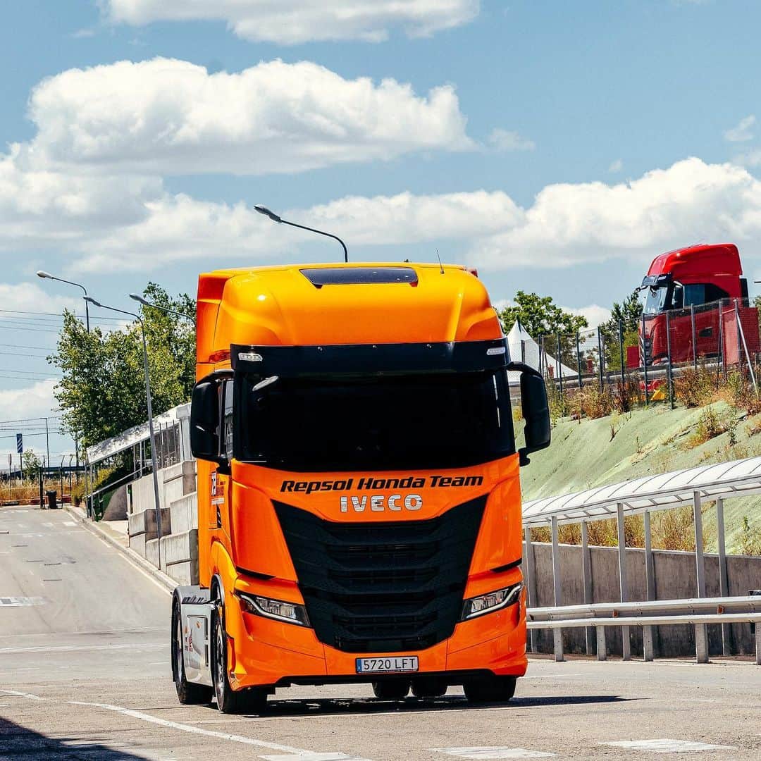 レプソル・ホンダのインスタグラム：「Rolling into the first weekend of the off season 😎  @iveco」