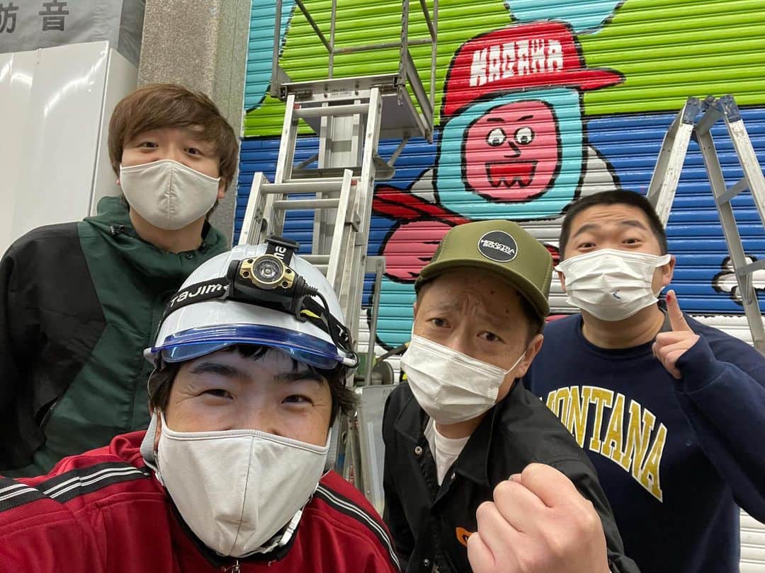 梶剛のインスタグラム：「かじ笑店の6m✖️6mの巨大シャッターに絵を描く2日目終わり！ 良い感じ過ぎるよ！！！  #香川県 #かじ笑店 #エスケー化研 #ネゴシックス」
