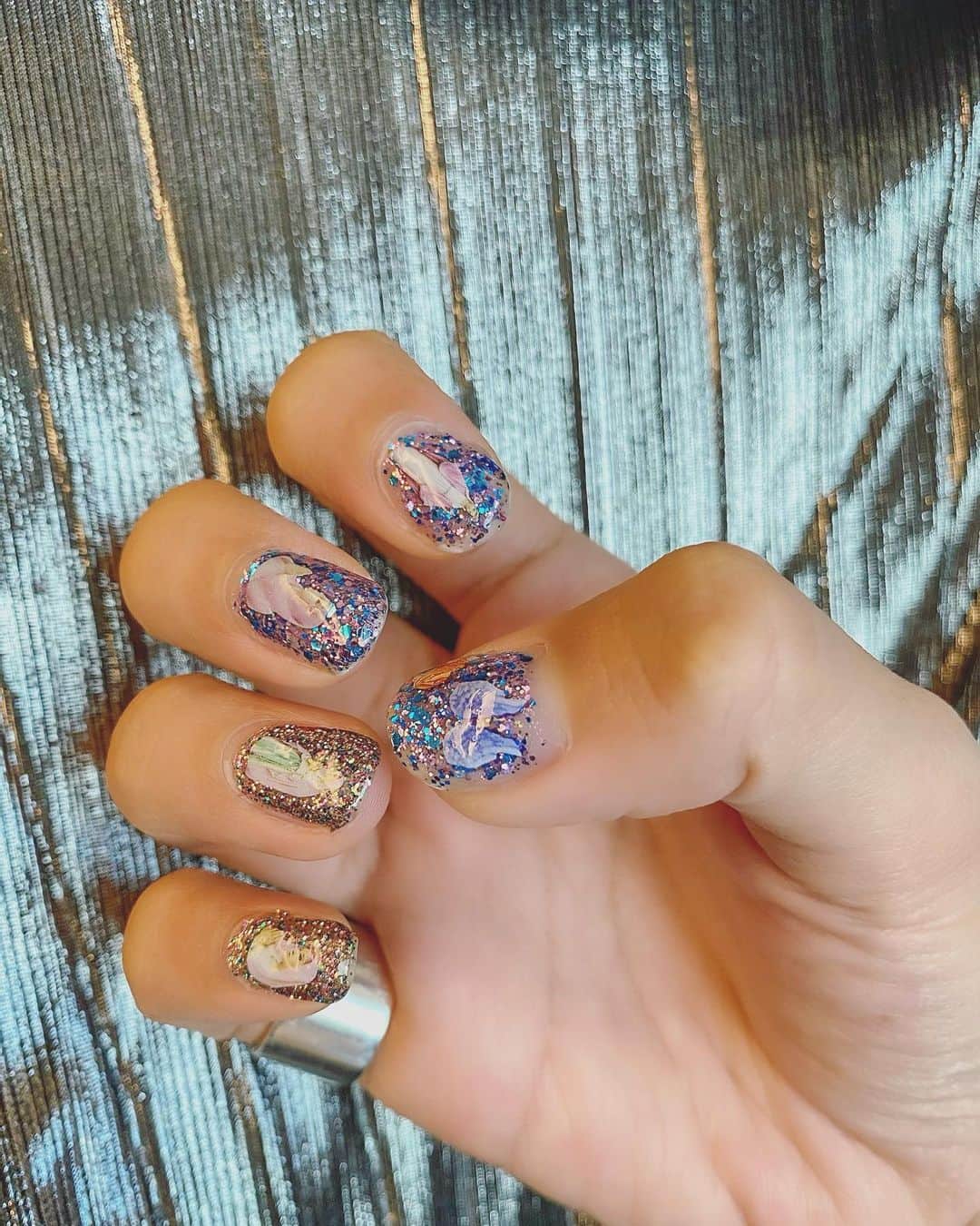 のインスタグラム：「💅✨✨  #Newnail  ドンキで買ったNPDネイル💅 超使いやすくてオススメ！  #nail#glitter#glitternail#グリッター#ネイル#グリッターネイル#セルフネイル#えりかりん💅」