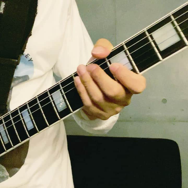 小野武正のインスタグラム：「プルオーバー / KEYTALK  2番Aメロを #わしつなぎ 間を持たす為の謎のエフェクト  #keytalk #2周目 #プルオーバーの季節ですなあ #明日はKEYTALKオンラインライブだおん」