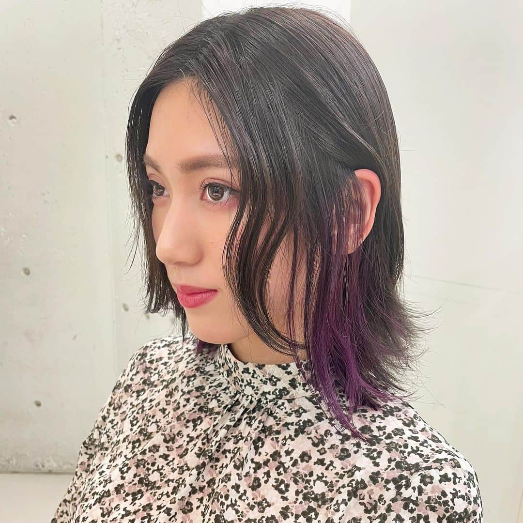 岩下真奈さんのインスタグラム写真 - (岩下真奈Instagram)「2020.11.28 #salonmodel 🕊 * こんなに満足したカラーリングは初めて❕ ガッツリむらさき可愛すぎる〜🟣 しのぶさんカラーで蟲の呼吸使えそう！！ しかも色落ちがピンクむらさきになってきて最強なの😭💗 昔からカラー持ち悪かったから、 これが楽しむってことかぁ…！と思った🪴 . 撮影お誘い頂いて本当にありがとうございました☺️✨ . 💇‍♀️ Coloring & Styling … 蒔山 知洋( @tomohiromakiyama ) / blue faces . . . #haircut #salon #model #fashion #makeup #ootd #hairsalon  #インナーカラー #インナーカラーパープル #ヘアカラー #胡蝶しのぶカラー #鬼滅の刃 #美容室 #メイク #センターパート #サロンモデル #ポートレートモデル #邦ロック好きな人と繋がりたい #自撮り界隈 #三吉彩花 #三白眼 #ショートヘア #ヘアアレンジ #おしゃれさんと繋がりたい #ファッション #ポートレート #撮影依頼募集中 #被写体 #いいね返し」11月28日 20時30分 - mana_mdleam