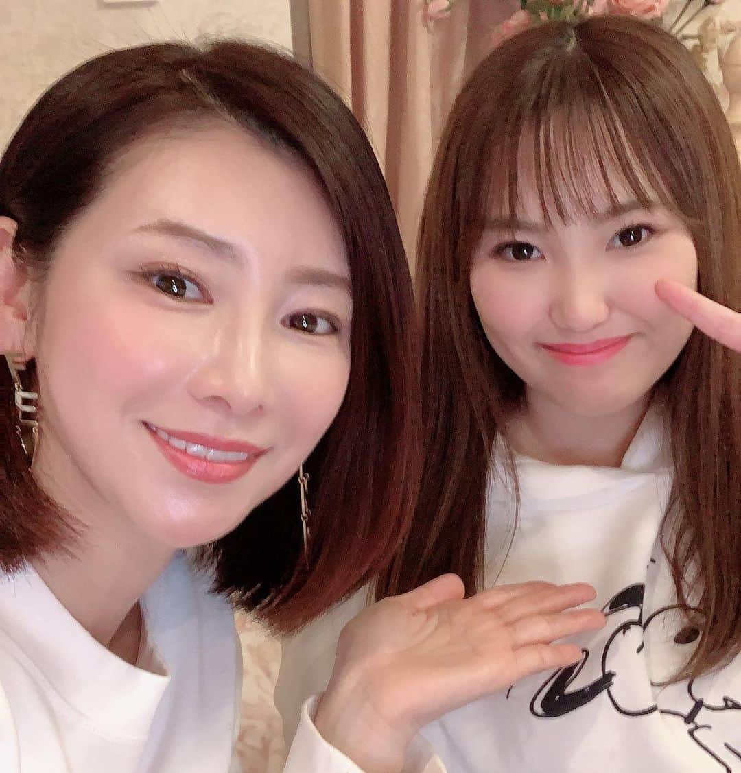 水谷雅子さんのインスタグラム写真 - (水谷雅子Instagram)「今日突然のインスタライブ沢山の方達が見てくださって本当にありがとうございました❣️﻿ ドキドキのライブはどうでしたか…？😅﻿ 初めてなので大変お恥ずかしい場面もあったかと思います💦 緊張して話したい事や商品の名前を忘れたりしてましたね😆💦 今回突然のインスタライブ試しにやってみようって、﻿ 私の心を動かしてくれたあやちゃん❣️﻿ 「ありがとね❤️」頼もしい助っ人です！👍✨﻿ 幼馴染のママ友の娘さんです。﻿ 次もよろしくね😉💖﻿ 次回は予告してインスタライブやりますので、﻿ どうぞよろしくお願いいたします🙇‍♀️💖﻿ #初インスタライブ #ありがとうございました #ドキドキライブ #水谷雅子#水谷雅子beautybook50の私  ﻿ ﻿」11月28日 20時25分 - mizutanimasako