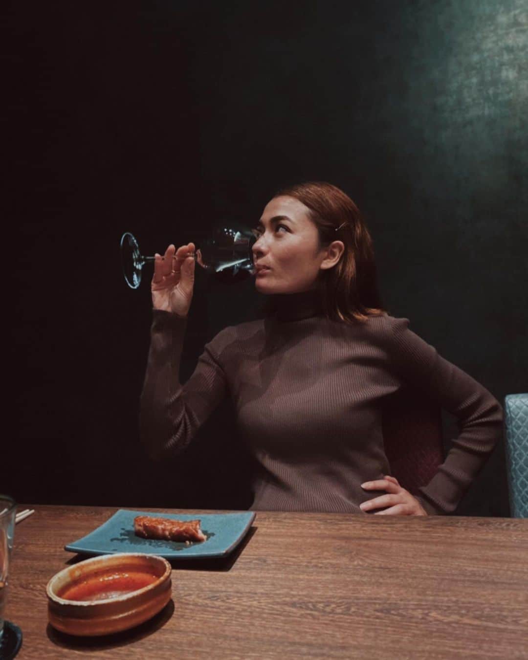 Fabiolla Takinamiのインスタグラム：「❤️❤️ . 自分への褒美🥺 大好きな人と大好きな料理とお酒を....😳🍷🤍 . . どの料理も美味しかったけど カツサンドとデザートが 絶品でした🤦🏽‍♀️♡ . そして、美味しい料理を作ってる シェフが若くってビックリ💦 . 私も頑張らないと！ って思ったよ🥲 . . ごちそうさまでした☺️ . . #腰に手 . #デート#ディナー#ワイン#肉#ただの酒飲み #西麻布焼肉屋#高級焼肉屋#焼肉屋#焼肉屋コース#おすすめデートディナー」