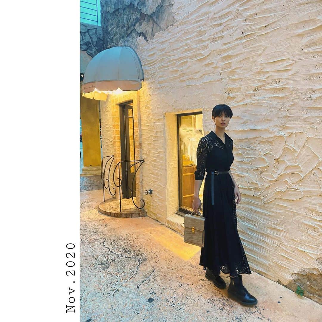 金城優華のインスタグラム：「沖縄もすこーし 寒くなって来ましたね♡  そんな今日のお洋服。 UNIQLO U の ワンピースをアウター代わりに…  一目惚れで悩みに悩んで購入した ワンピース。 絶対ずーっと好きな形。 5年10年着たいアイテム。  って事は体型維持必須。笑  Outer: @uniqlo  Onepiece dress: VINTAGE Boots: @drmartensofficial × NINE Bag: Reuse shop  #ootd  #大人カジュアル   #ママコーデ  #沖繩  #uniqlou  #uniqlo  #vintagefashion  #reuse  #doctormartens   #model  #yesuniqlo   あ……Xmasの街並み載せるの忘れた……」