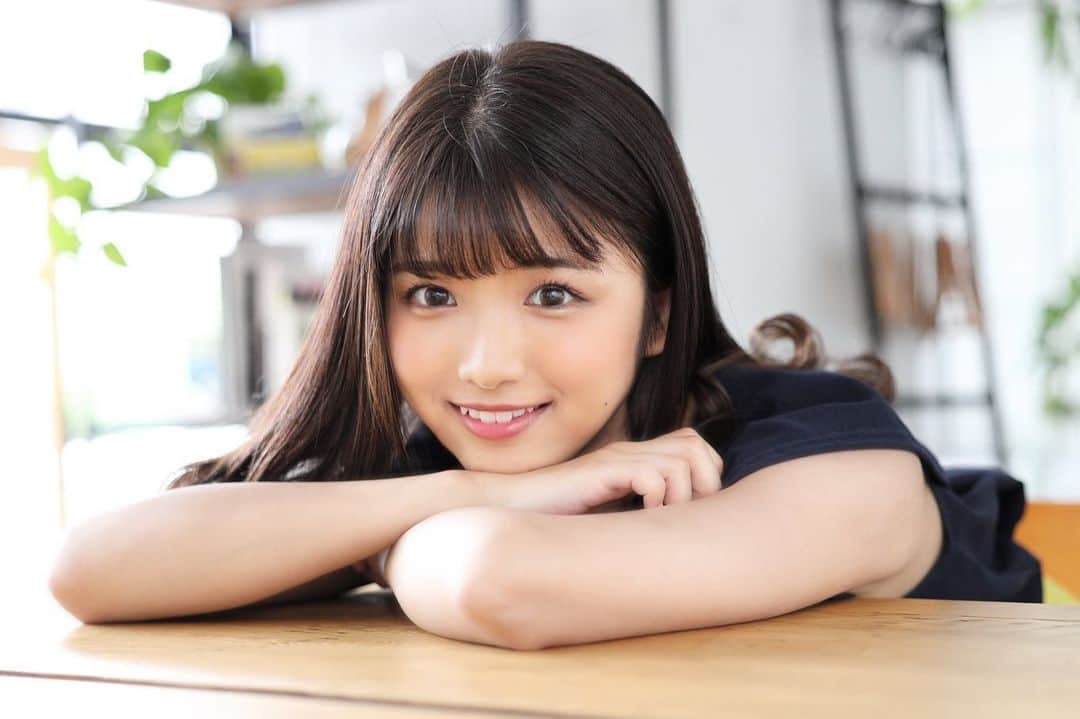 山本ゆうかのインスタグラム：「.﻿ ﻿ ﻿ ﻿ ﻿ マミーと桃鉄やる🍑﻿ ﻿ ﻿ ﻿ Switchの桃鉄令和版﻿ 夜叉姫とかのキャラデザが変わっててびっくり﻿ いつから…？﻿ ﻿ ﻿ ﻿ ﻿ ﻿ ﻿ ﻿ #ぱっつん前髪　#マーキュリーデュオ　#Mercuryduo #ノースリーブ　#黒髪ロング　#たぬき顔　 #portrait #ポートレート #撮影会モデル #ポートレートモデル  #関西サロモ #被写体 #ポートレートしま専科  #キリトリセカイ #スクリーンに恋して #カメラマンさんと繋がりたい  #portraitphotography ﻿ #人像攝影 #人像寫真 #外拍麻豆 #小清新﻿ #校園 #seifukugirl #seifuku#good_portraits_world  #instagood #instaportrait #lovers_nippon  #イチナナライブ #17live ﻿」