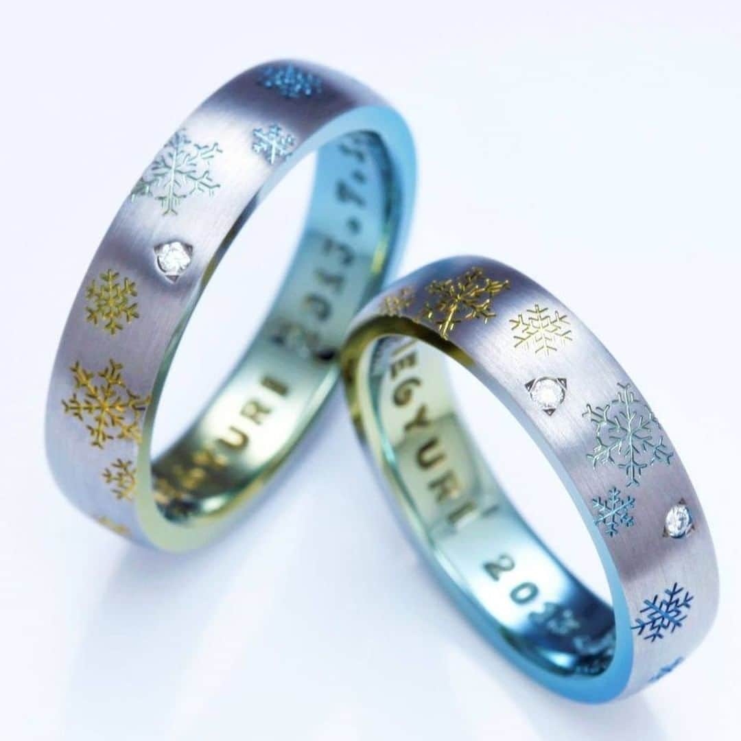 SORA ≪SORA表参道の公式アカウント≫のインスタグラム：「@sora_omotesando . 【#雪 モチーフの指輪デザイン💍】 ふたりでみたあの景色を指輪に。 ヒアリングしながら世界に一つだけの指輪を完成させます。  また幅広いカラーをご用意しているのもポイント。 雪をモチーフにする場合は、 「アイオライト、ブルーサファイア、アクアマリン」の ブルー系カラーがおすすめです＊*  ------------------- ▽《12/25まで》Xmasフェア開催中🎄✨ https://www.sora-w.com/contents/event/xmas2020/ ▽全国の取扱店をご紹介 https://www.sora-w.com/shop/retailers/ ▽SORA公式サイトはTOPのURLからcheck * >>> @sora_omotesando . --------------- ぜひ『 #結婚指輪sora 』のハッシュタグで SORAの写真を投稿してくださいね＊* こちらのアカウントでリグラムさせていただきます♪ . #結婚指輪 #婚約指輪 #指輪 #表参道 #オーダーメイド #プレ花嫁 #ブライダル #ウェディング #手作り #bridal #wedding #マリッジリング #エンゲージリング #金属アレルギー #金属アレルギー対応 #bridalring #weddingring #手作り指輪 #ペアリング #ご褒美ジュエリー #Marriage #刻印リング #雪 #ジルコニウム #ソラ #オーダーメイドリング #クリスマス #クリスマスギフト」