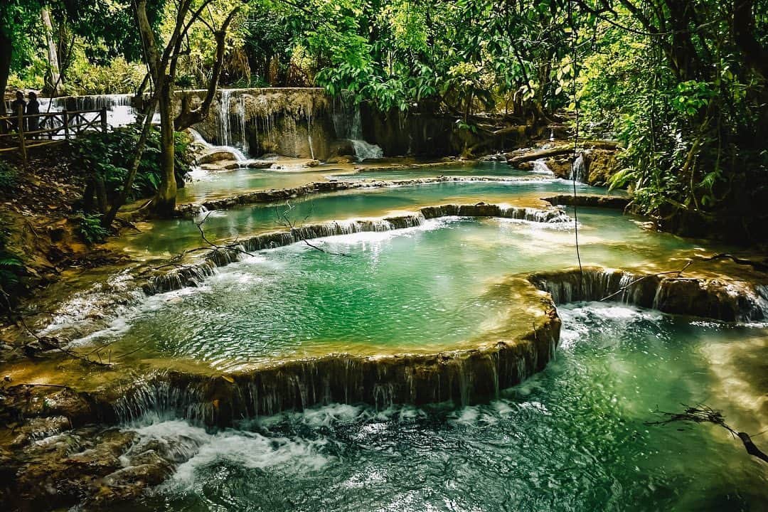 タビイクさんのインスタグラム写真 - (タビイクInstagram)「【5.ラオス人民民主共和国🇱🇦】  ラオスの古都ルアンパバーンの南にある「クアンシーの滝」は、流れ落ちる水がとっても美しいと、世界中の旅人から人気のスポットです🌴 . . ラオスは5ヵ国に囲まれた、ASEAN唯一の内陸国！  観光名所は多くないのですが、手付かずの自然で溢れており、とにかく癒やされる国🌷  イギリスの旅行雑誌の「満足度の高い観光地ランキング」で第一位に選ばれたこともあり、近年世界中から注目されています。  【#タビイク世界制覇 】  ✼••┈┈••✼••┈┈••✼••┈┈••✼••┈┈••✼ ••┈┈••✼ ﻿  @tabiiku をタグ付けすると、お写真が紹介されるかも！？ 是非タグ付けして投稿してくださいね🌷 アジアのお写真、大募集中です！！  ✼••┈┈••✼••┈┈••✼••┈┈••✼••┈┈••✼ ••┈┈••✼ ﻿  #Instagram #旅女 #vacation #instatravel #instapassport #バンライフ #旅行好き #旅行行きたい #旅行好き女子 #絶景 #バックパッカー #backpacker #フォトジェニック #タビイク #ラオス #ラオス🇱🇦 #クアンシーの滝 #ルアンパバーン #ルアンパバン #ルアンパパーン #Laos #ルアンプラバーン #KuangSiFalls #老撾 #東南アジア #メコン川 #mekongriver #라오스　#ラオス旅行」11月28日 20時30分 - tabiiku