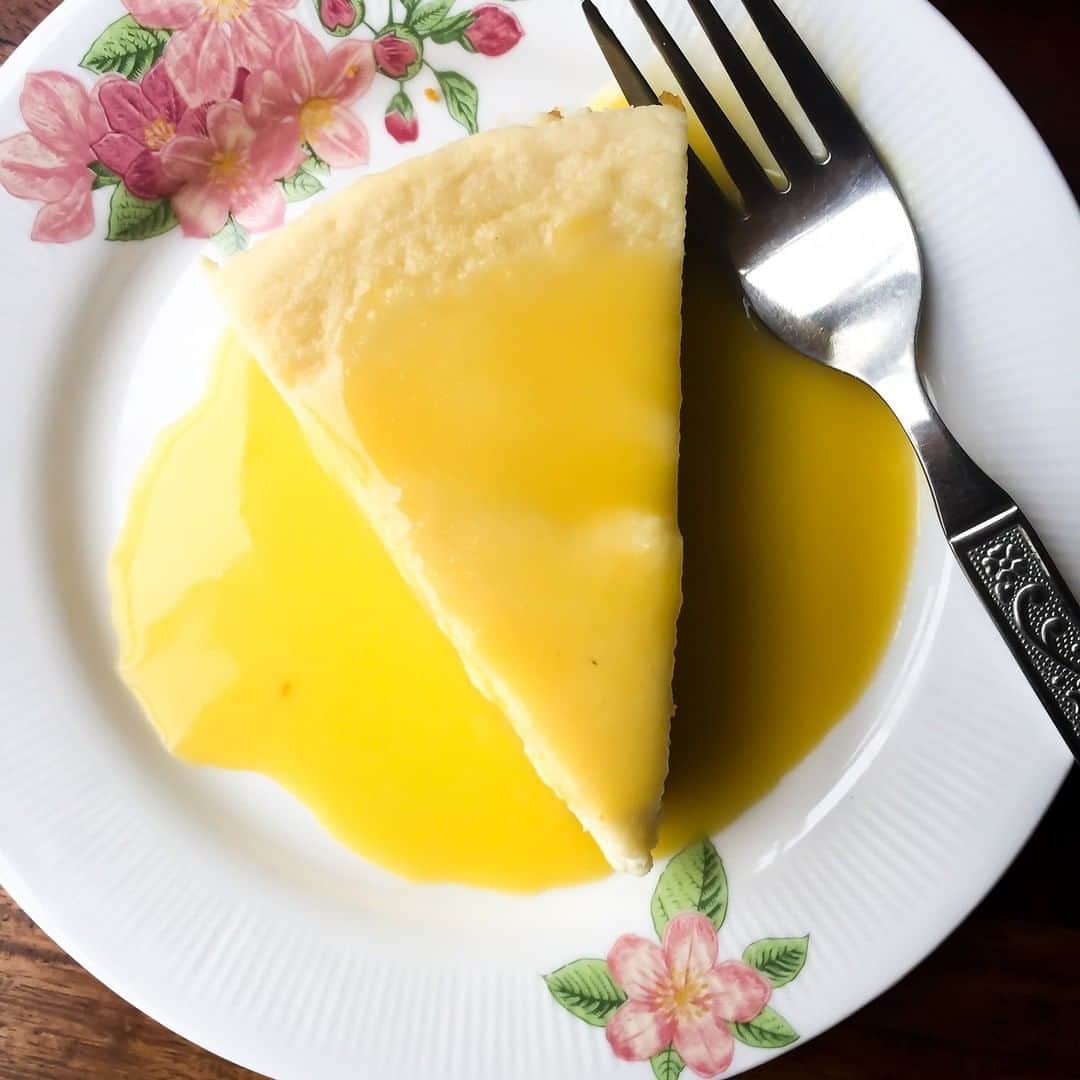 Archana's Kitchenさんのインスタグラム写真 - (Archana's KitchenInstagram)「This Classic Cheesecake Recipe With Lemon Curd Made is made in the electric pressure cooker instead of being baked in the oven. The sweet cheese cake can be served with lemon curd that balances out the flavours beautifully. Do try this over the weekend and tell me how you liked it. Get the recipe from the smart.bio link in my profile @archanaskitchen . . . . . . . . . #recipes #easyrecipes #snacks #teatime #teatimesnacks #sandwich #bombaysandwich #archanaskitchen #healthyeating #highprotein #eatfit #cooking #food #healthyrecipes #foodphotography #recipeoftheday #comfortfood #deliciousfood」11月28日 20時30分 - archanaskitchen
