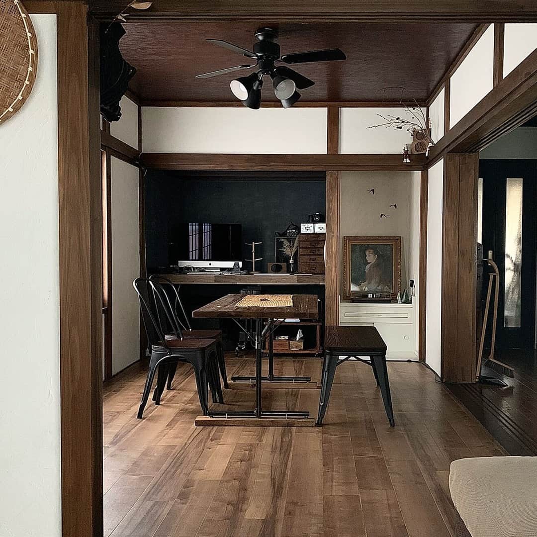 RoomClipJPさんのインスタグラム写真 - (RoomClipJPInstagram)「『古民家風の部屋』濃い色味の木材や漆喰などの自然素材を取り入れた古民家風インテリア。日本家屋をイメージした懐かしい雰囲気の中に現代の暮らしやすい家具などでコーディネートしたスタイルです。1,000枚以上の古民家風の実例を参考にしてみてください⁠ .⁣⠀﻿⁠ Photo:kumasan(RoomNo.416340)▶︎この部屋のインテリアはRoomClipのアプリからご覧いただけます。アプリはプロフィール欄から⁣⠀﻿⁠ .⁣⠀﻿⁠ 投稿イベント開催中です【まもなく終了する投稿イベント】『洗面台まわりのDIYアイデア〜11/29』『のれん〜11/29』⁠ .⁠ #RoomClip#ルームクリップ#interior#instahome#インテリア#暮らし#日常#マイホーム#日々の暮らし#丁寧な暮らし#新築#家#シンプルライフ#リビング#マイホーム記録#シンプルな暮らし#家づくり#収納#新築一戸建て#マイホーム計画#すっきり暮らす#整理収納#マンションインテリア#マンション暮らし#賃貸diy#古民家風#古道具#押入れ改造#中古マンション#マンションリノベ」11月28日 20時30分 - roomclipjp