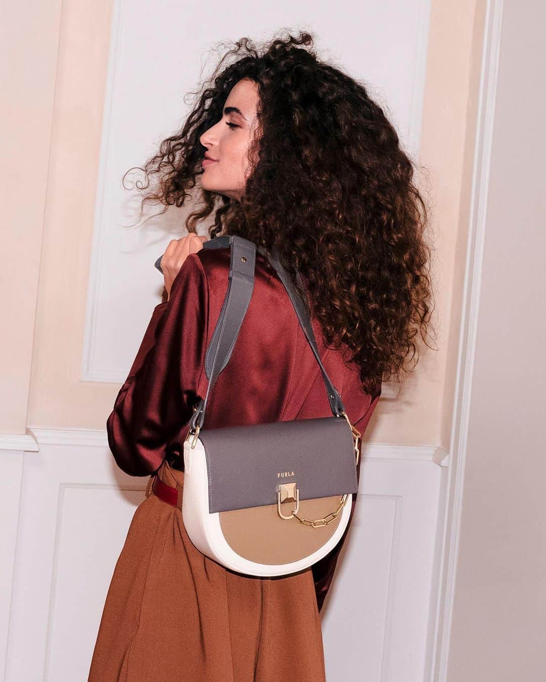 フルラのインスタグラム：「It's beginning to look a lot like gifting season. Get inspired by @chiarascelsi.  #thefurlasociety #furlafeeling #furlagift�#newcollection #furla #accessories #fashion」