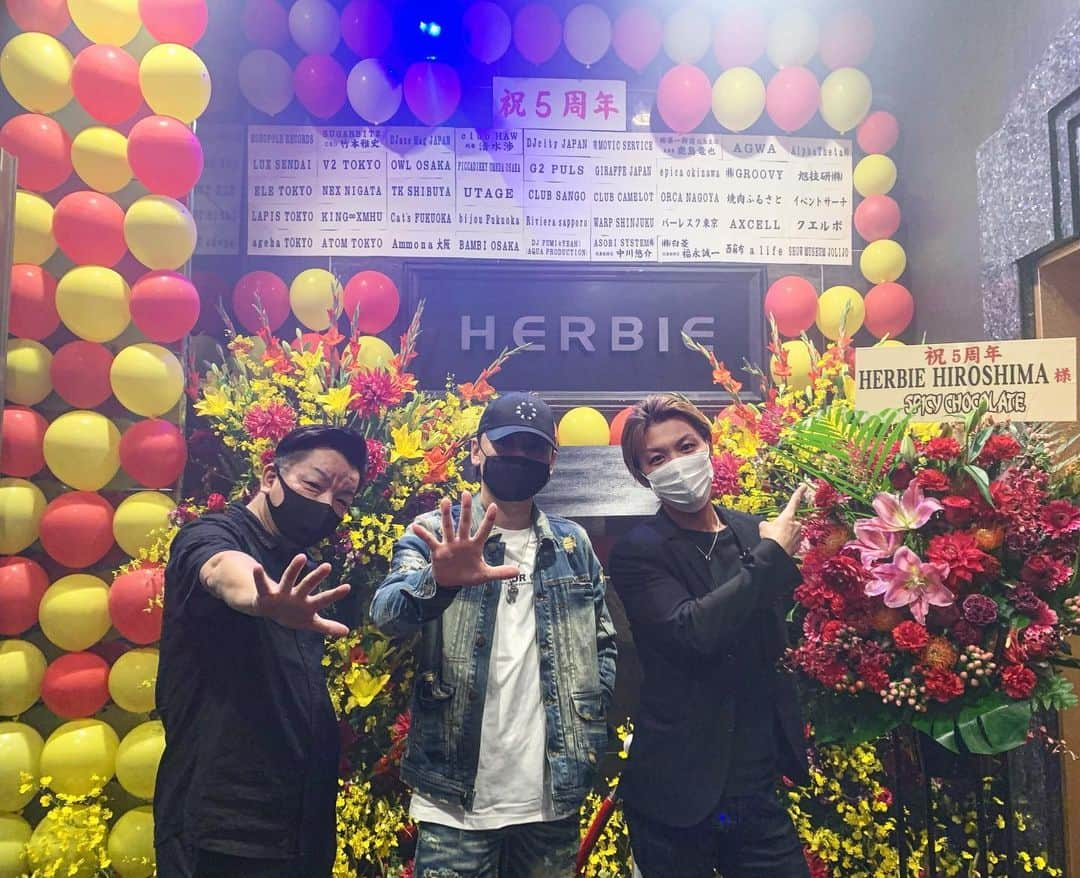 SPICY CHOCOLATEさんのインスタグラム写真 - (SPICY CHOCOLATEInstagram)「✴︎ HERBIE HIROSHIMA ㊗️５周年🎊  遊んでくれたみんなも ありがとう♪  11月生まれのみんなも おめでとう🎊  また広島に 来れますように⭐️  @herbie_hiroshima   #HIROSHIMA #もみじ饅頭 #absinthe #absinthe #anniversary  #happybirthday  #朝方 #バーボン部 🍁」11月28日 20時32分 - spicy_chocolate23