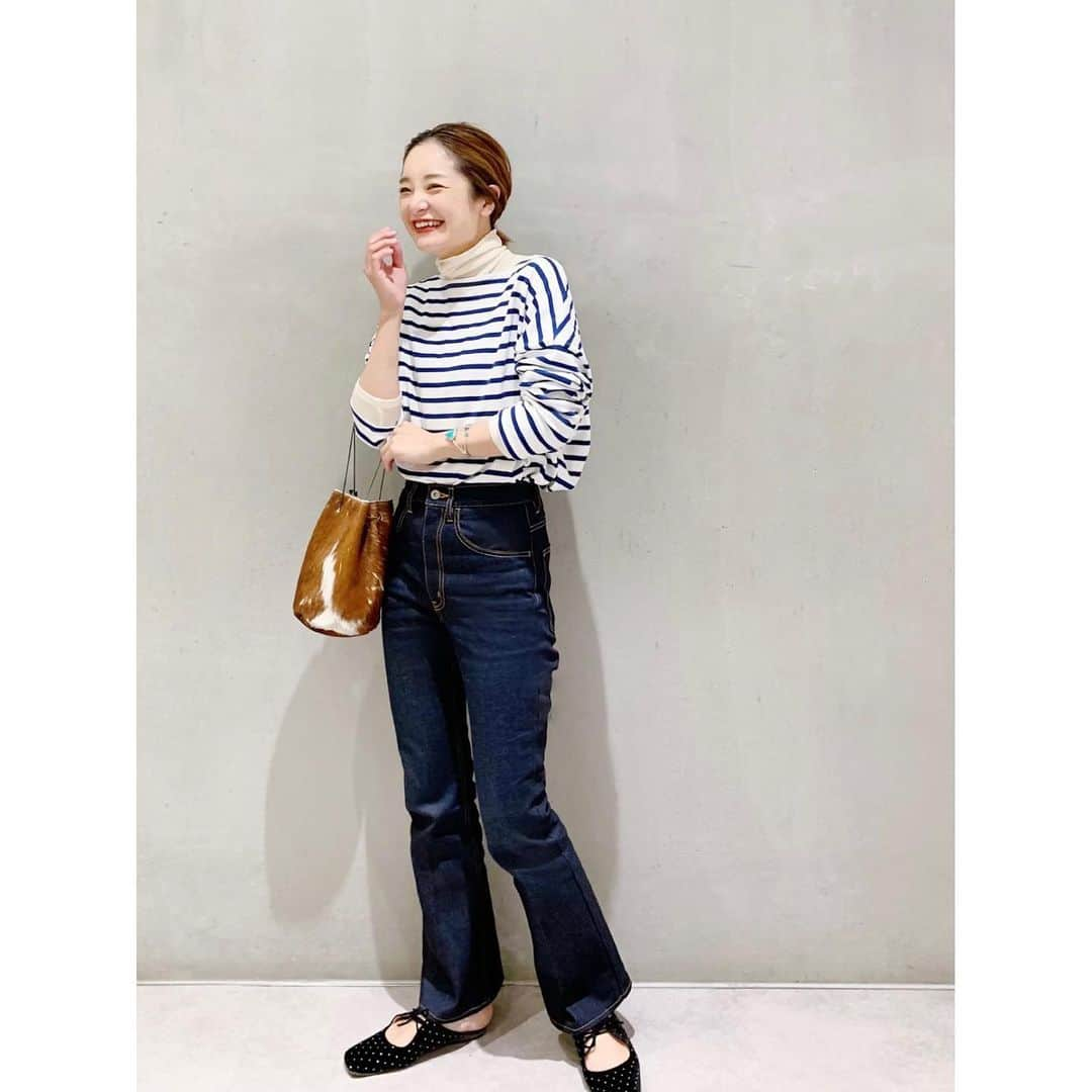 川島幸恵さんのインスタグラム写真 - (川島幸恵Instagram)「👖👖👖﻿ ﻿ リジッドデニム、だいぶ馴染んできました☺️﻿ ﻿ 今の時期は汗もかかないし、タックインしててもあんまり色移りしてないかな💭﻿(気になる方はご注意ください⚠️) ﻿ 私は糊を落としたくないから、洗濯はしない派です🙋🏻‍♀️🔊 ﻿ ﻿ #SHENERY_official﻿ #denimpants #SHENERY﻿ #rigiddenim #madeinjapan﻿ #indigo #blue #denim﻿ #fashion #styling」11月28日 20時38分 - sachie118