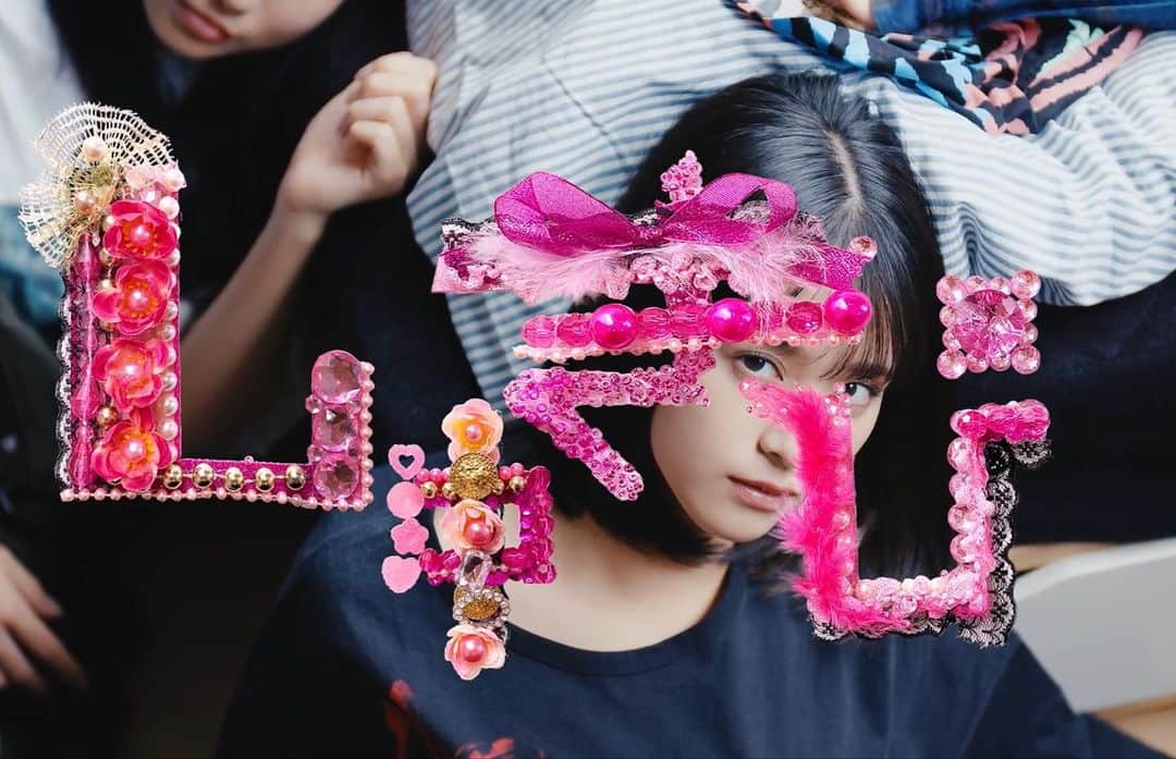 高橋有紀のインスタグラム：「=LOVEの『しゅきぴ』MVのセンター佐々木舞香ちゃんのヘアメイク、みーちゃん監督からのご指名で担当させてもらいました♡ イコラブちゃんみんな可愛くてびっくりしたし、曲もすごい可愛くって、エモい作品になっているので是非観てください🎂 #hairmake #osakana_yuki #イコラブ #佐々木舞香  #しゅきぴ」