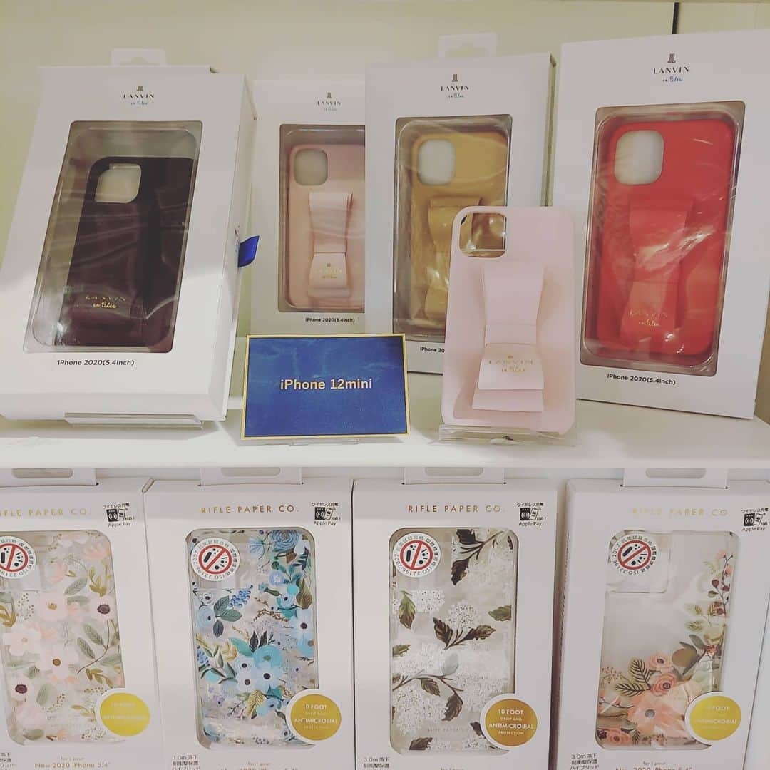 caseplayさんのインスタグラム写真 - (caseplayInstagram)「#iphone12mini や、 #iphone12promax のケース、ご用意しております😀  #katespade や#michealkors など、人気ブランドだらけ！  クリスマスプレゼントにもおすすめです🎄  FOXオンラインショップからも😍 @fox.inc_store   #ケイトスペード #マイケルコース #コーチ #coach #ランバンオンブルー #lanvinenbleu #スマホケース手帳型 #スマホリング #tedbaker #テッドベーカー #花柄 #ブランドケース #キラキラ #スマホケース #ギフトにおすすめ #クリスマスプレゼント #お家クリスマス #iphone12miniケース #東急プラザ銀座 #tokyuplazaginza #foxginza #銀座 #ヒンカリンカ #hinkarinka #instagood #followforfollowback」11月28日 20時36分 - fox.inc_store