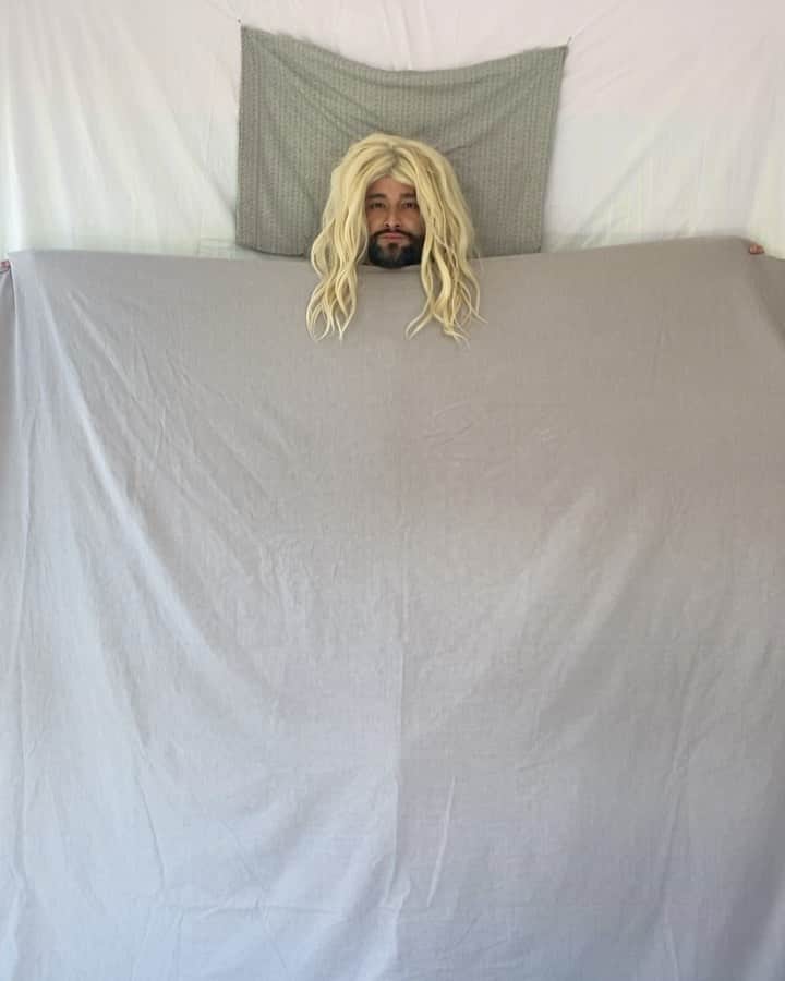 リナ・サワヤマのインスタグラム：「GOOD FUCKING MORNING STREAM 💗LUCID💗 FOR THAT WEEKEND MOTIVATION !!!!!! GET OUT OF BED LIKE @mkik808 !!!!!!!!!!」
