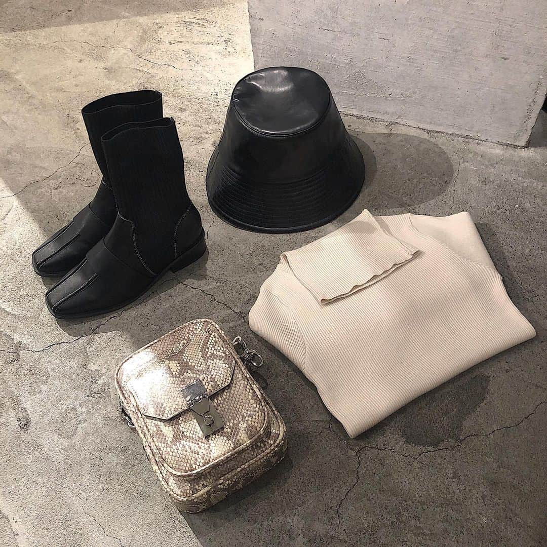 高村 楓のインスタグラム：「. . お気に入りたち🤍🤍 . バケハやっと再入荷したよん🥺✌️ . #MURUA #ムルーア#バケットハット#ルーズネックミニマルタートル」