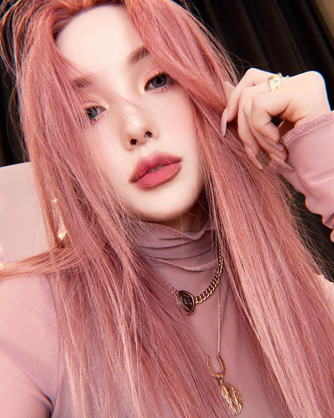 ポニーのインスタグラム：「New video is up🎀 인간 핑쿠가 되어버렸드아 이 룩 유튜브에 올라갔어요!」