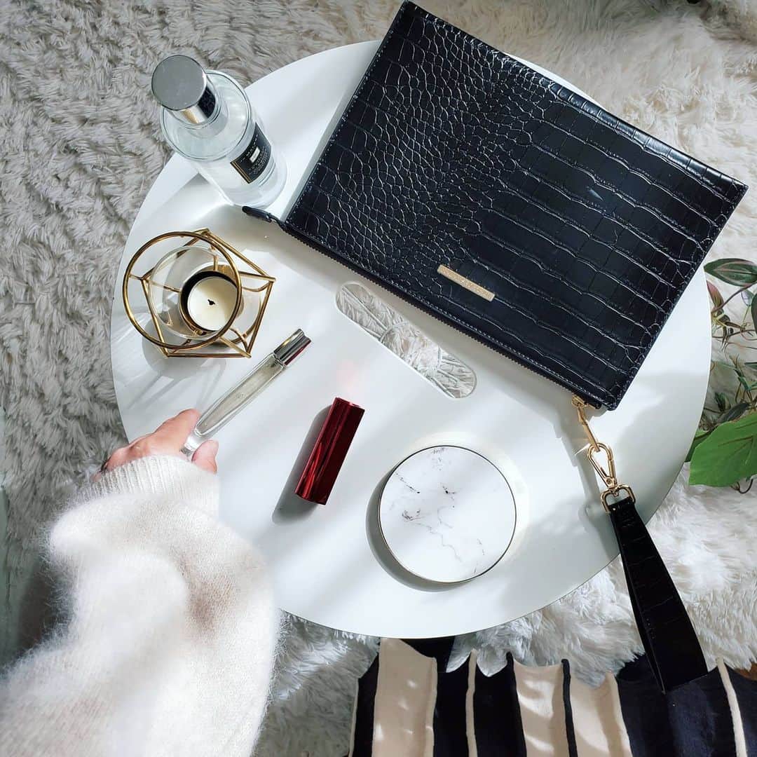 のインスタグラム：「こんばんは🌙  @idealofsweden　の スマホ充電器とクラッチバッグ💛 可愛い..😍  スタイリッシュでインテリアの一部になる充電器🌿 薄くて持ち運びにもかさばらない！  クラッチバッグもおしゃれ👜  iDeal Of Swedenは スマホケースやイヤホンケースなどお洒落なデザインのものが多くて💐 ほとんどのアイテムがマグネット式。 自分らしく アイテムを組み合わせて楽しめるよ💍  サステナブルなブランドで 動物愛護、梱包資材100%リサイクル、有害プラスチックの不使用など配慮されているのもポイント🌍  スマホ買い替えた人も最近多いと思うので チェックしてみては💕  今ブラックフライデー セール中で 50％OFFになっていて、 さらにこのクーポンコードを利用すると 5%OFFでお買い物ができるよ🙋 有効期限は11/23~11/30まで✨  ☑️クーポンコード yurikoyatsu5  In paid collaboration with #idealofsweden  #クラッチバッグ #充電器 #大理石 #ブラックフライデー #スマホケース #スマホカバー #サステナブル #スマホ #fashion #北欧インテリア #北欧雑貨 #バッグの中身  #インテリア #インテリア雑貨 #ファッション」