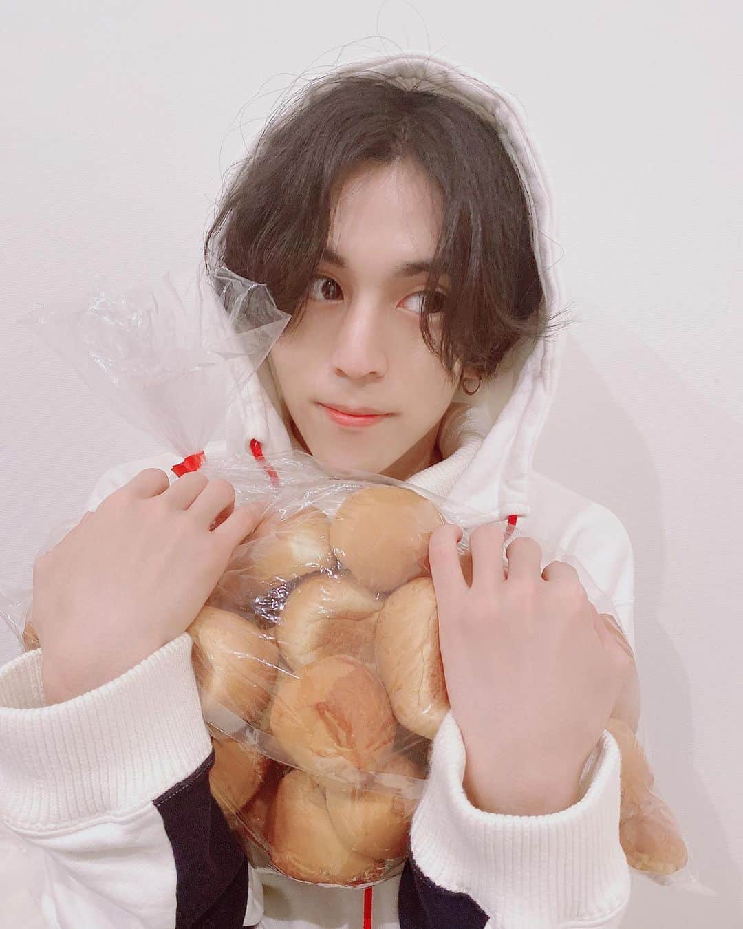 のインスタグラム：「今日、リリイベの合間にコストコ行ったんですけど、このディナーロールはまじで止まらんのよ。  こんなにいっぱいあるんですけどすぐ食べきっちゃうんです。  久しぶりに買えて、買ってすぐ食べて満足してる写真です。w」