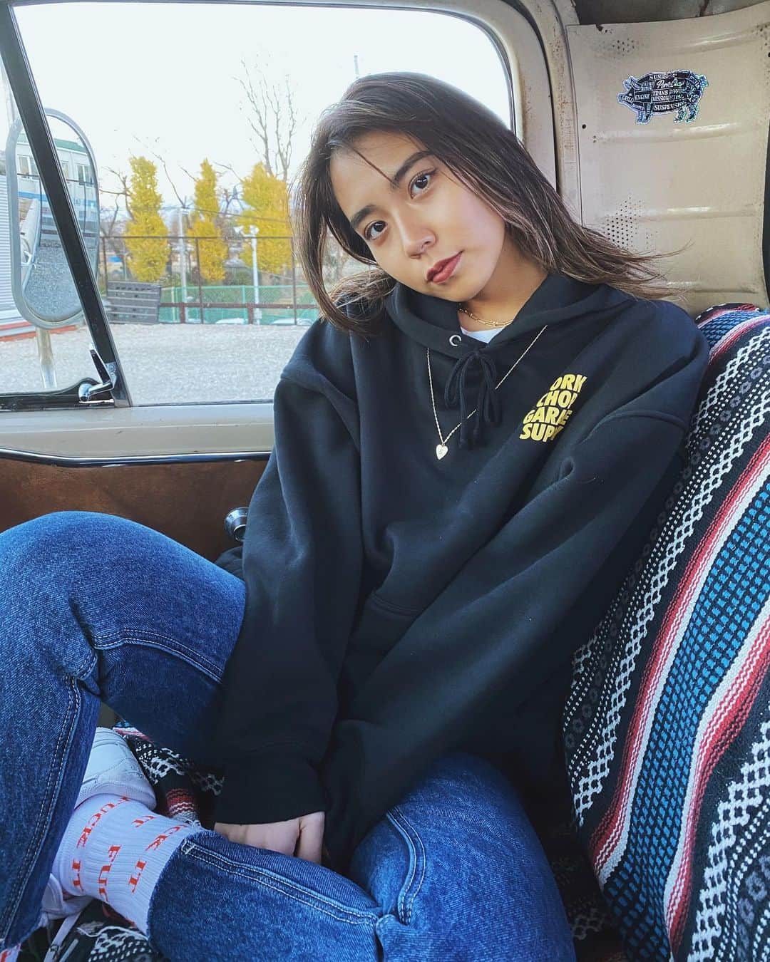 のインスタグラム：「. 久々に天気が良くてドライブして楽しかった今日👽💓  hoodie: @porkchop_garagesupply  jeans: @roxyjapan × @vicente__official  socks: @hufjp  shoes: @nike  necklace: @lasoeur_jewel   きょ〜もい〜てんきぃ〜♪」