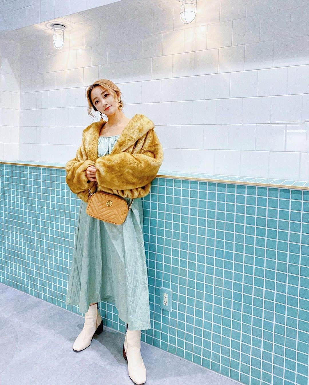 中島絢乃さんのインスタグラム写真 - (中島絢乃Instagram)「💐🕊☁️﻿ ﻿ ﻿ 今日のコーデ🕊﻿ ﻿ ﻿ dress: #freesmart ﻿ boots: #moussy ﻿ bag: #MetroCity (@metrocity.japan )﻿ ﻿ ﻿ ファーコートは数年前から着てるやつね🐻﻿ ブーツも去年の👢﻿ ﻿ ワンピースは淡いグリーンが可愛い👗💫﻿ オフショルにもできるんだけど、﻿ 寒いのでちゃんと着てます☃️✨笑﻿ ﻿ ﻿ #メトロシティ のバッグは﻿ 色も使いやすくてヘビロテしてるよ👜💞﻿ ベージュって何にでも合っていいよね😊💫﻿ ﻿ ﻿ 今#ZOZOTOWN で﻿ METROCITYのシグネチャー含む﻿ バッグ7型・お財布7型の中から﻿ 購入した方へアームウォーマーを﻿ プレゼントしてるとのことなので、﻿ よかったらチェックしてみて👀❤️👜﻿ わたしも欲しい😂💞 ﻿ 𓂃 𓈒𓏸 ‎𓂃 𓈒𓏸 ‎𓂃 𓈒𓏸 ‎𓂃 𓈒𓏸 ‎𓂃 𓈒﻿ #MetroCityMilano#ad﻿ #156cm#156cmコーデ﻿」11月28日 20時55分 - nakajima_ayano