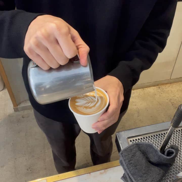 山口淳一のインスタグラム：「Measure the temperature by steaming sound. ミルク温度は音で測る。 — #japan #kyoto #here #coffee #herekyoto #canele #latte #latteart #art #cafe #slayer #espresso #roasting #glass #日本 #京都 #コーヒー #カヌレ #ココカヌレ #ラテ #ラテアート #アート #スレイヤー #エスプレッソ #焙煎 #バリスタ #グラス #おうちでココカヌレ #お取り寄せ #お取り寄せスイーツ」